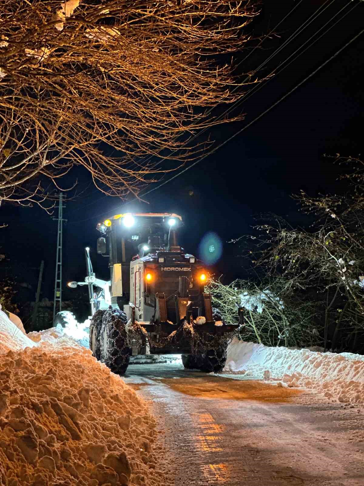 Büyükşehir ekipleri kapalı yol bırakmadı
