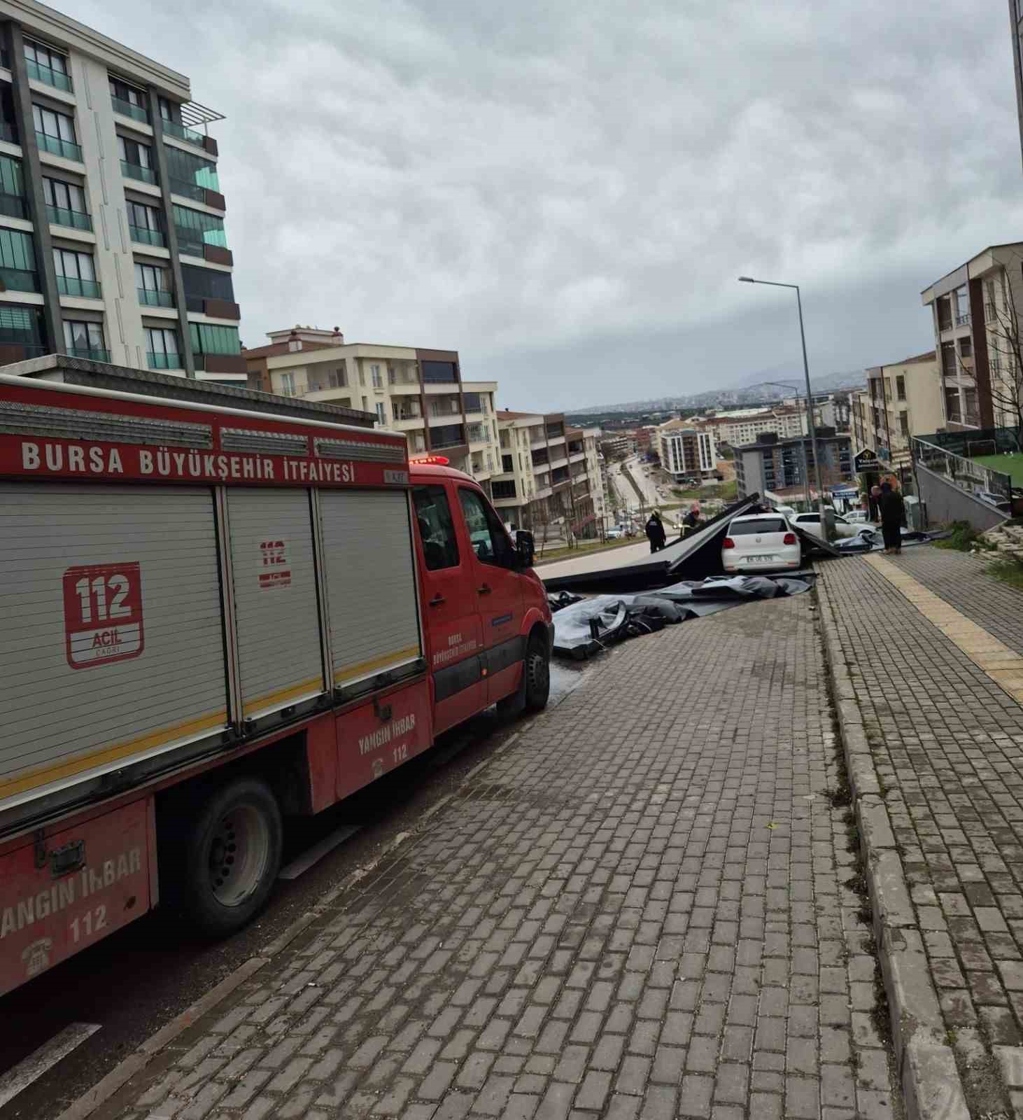 Büyükşehir ekipleri, şiddetli rüzgara karşı sahada
Büyükşehir ekipleri, şiddetli rüzgara karşı sahada