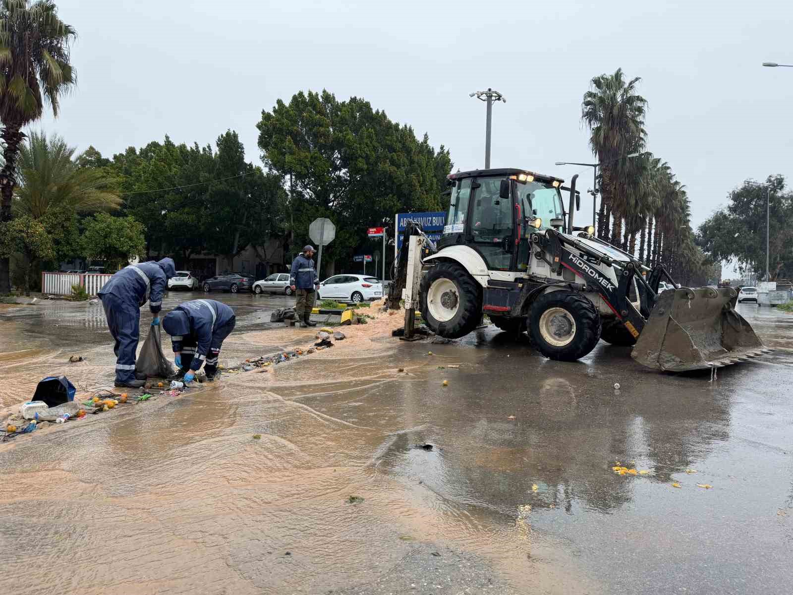 Büyükşehir ekipleri şiddetli yağışa karşı teyakkuz halinde
Büyükşehir ekipleri şiddetli yağışa karşı teyakkuz halinde