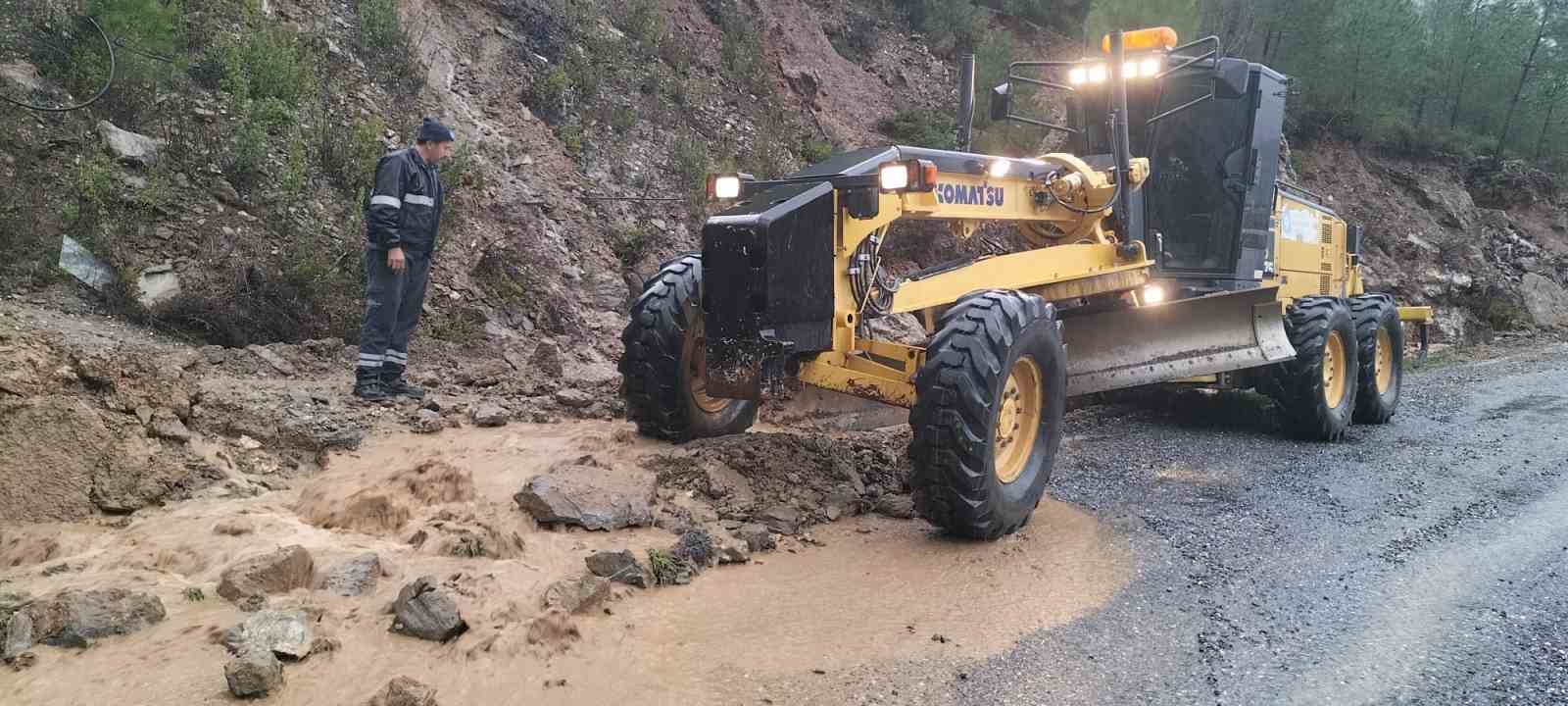 Büyükşehir ekipleri şiddetli yağışa karşı teyakkuz halinde
Büyükşehir ekipleri şiddetli yağışa karşı teyakkuz halinde