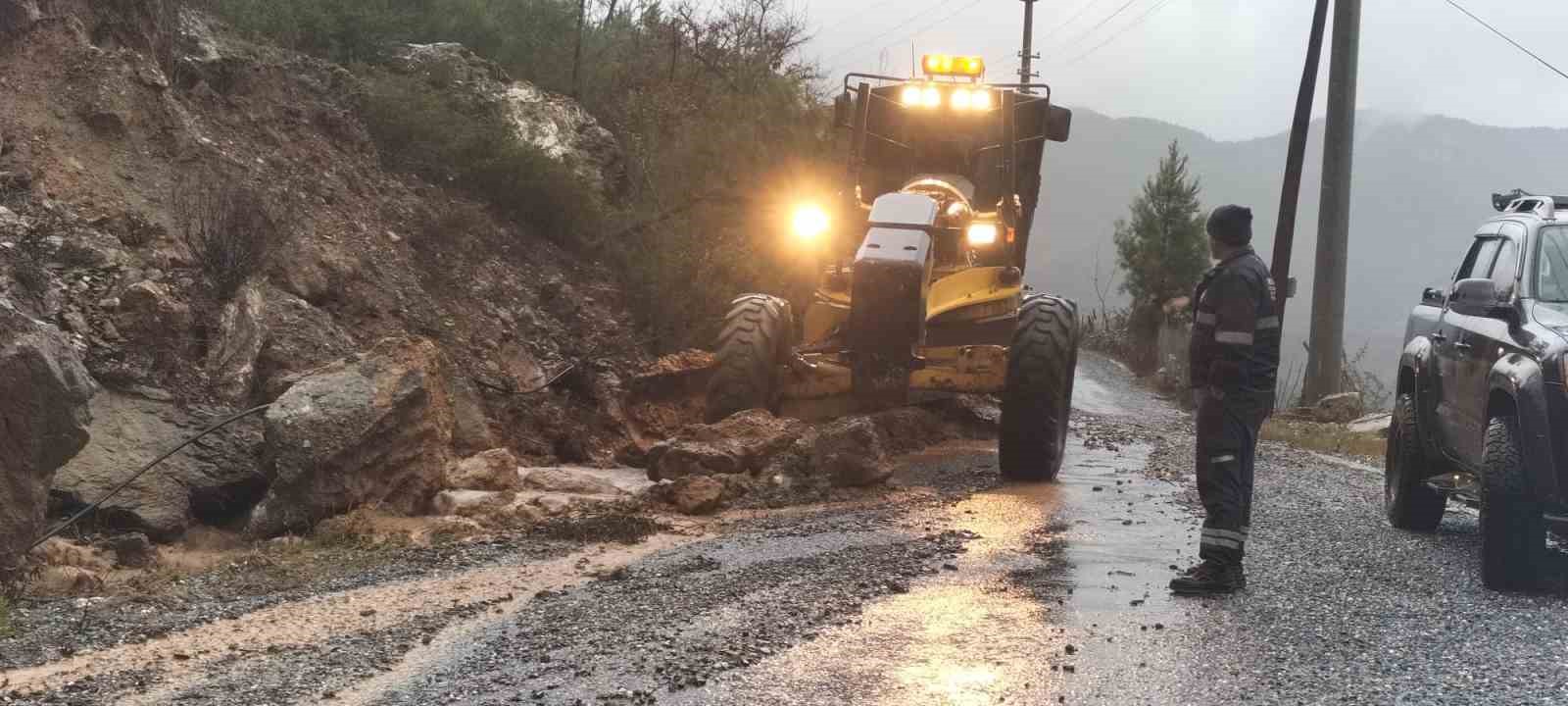 Büyükşehir ekipleri şiddetli yağışa karşı teyakkuz halinde
Büyükşehir ekipleri şiddetli yağışa karşı teyakkuz halinde