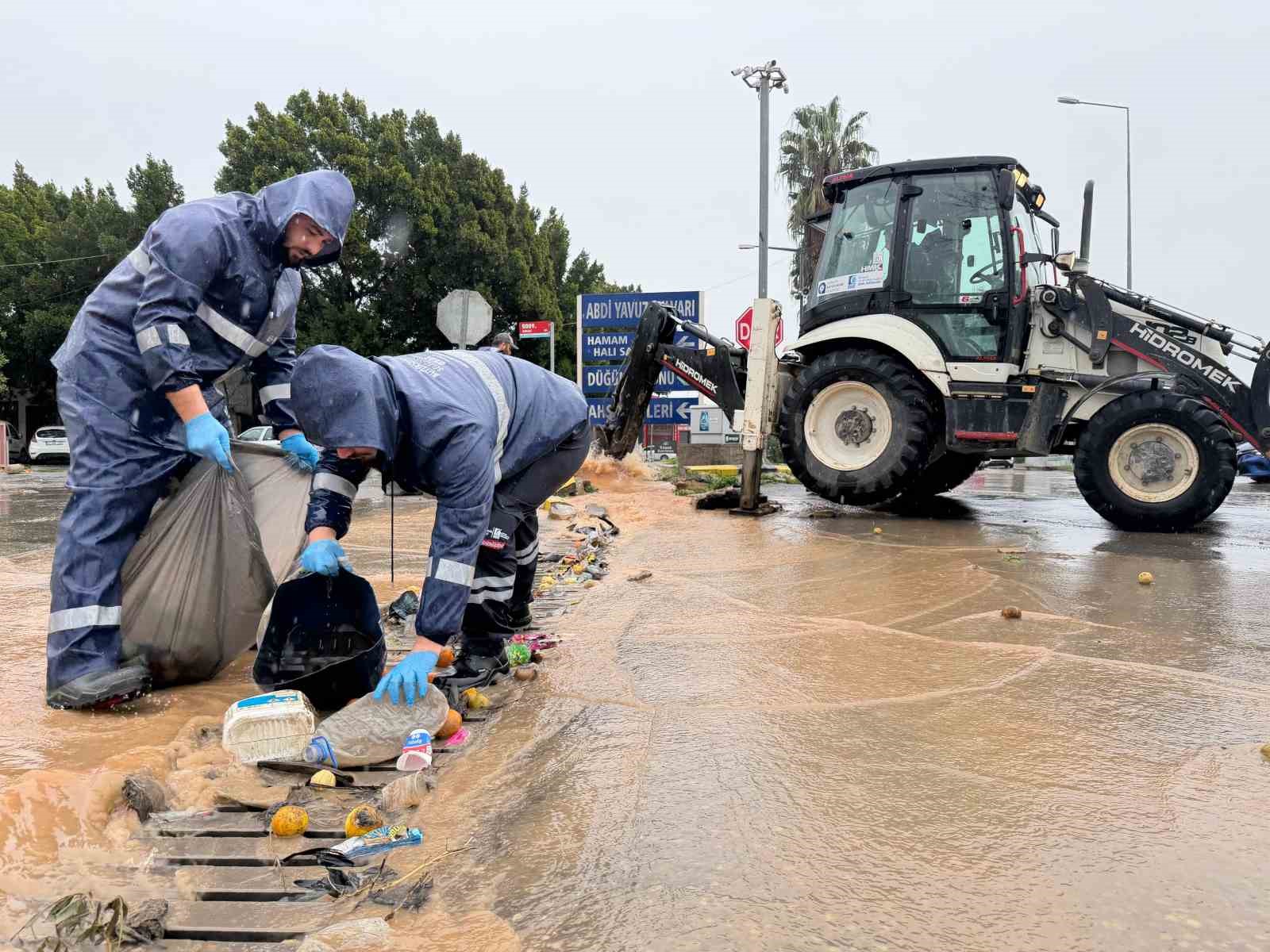 Büyükşehir ekipleri şiddetli yağışa karşı teyakkuz halinde
Büyükşehir ekipleri şiddetli yağışa karşı teyakkuz halinde