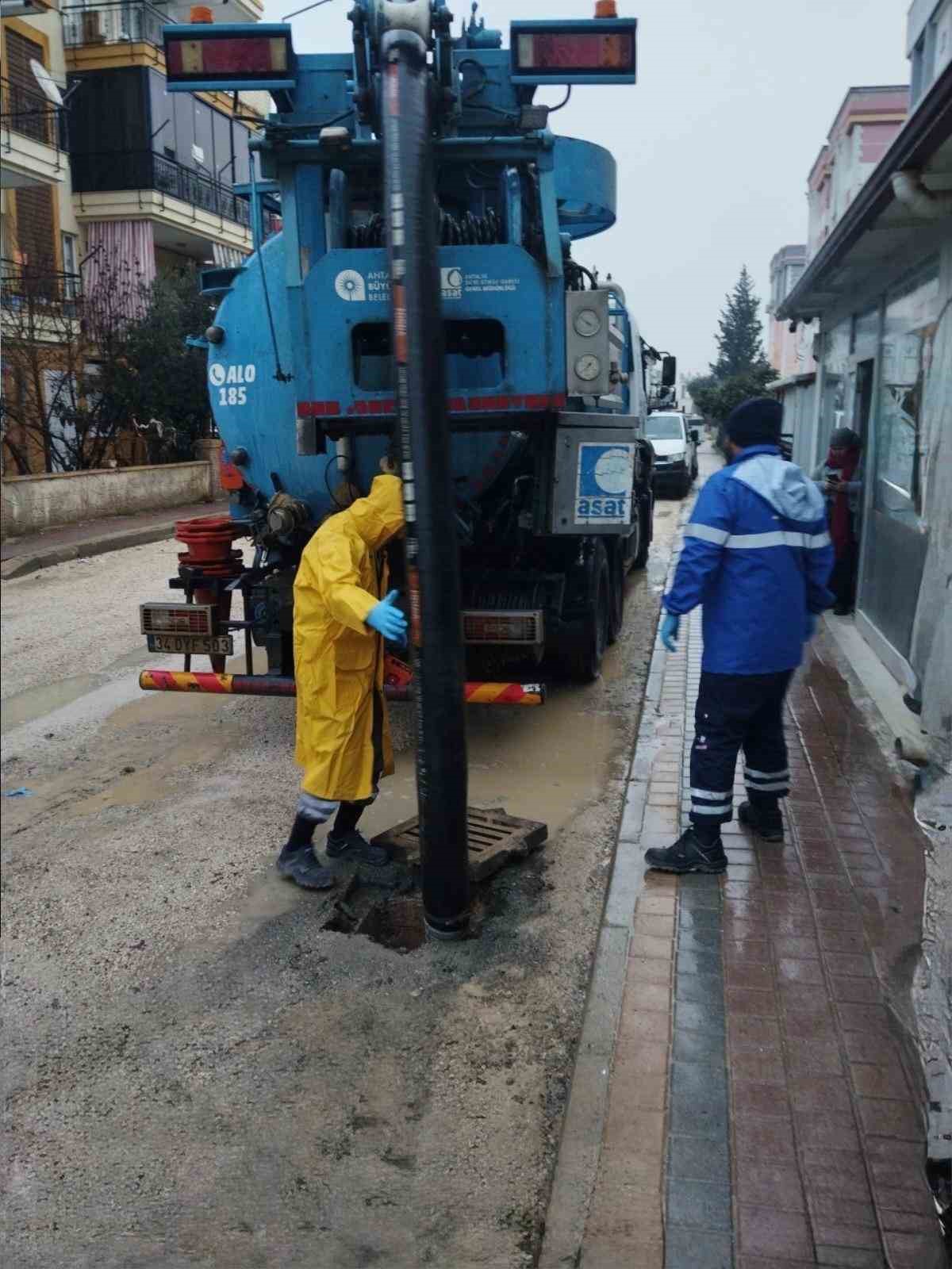 Büyükşehir ekipleri yağmur ve fırtınaya karşı seferber oldu
Büyükşehir ekipleri yağmur ve fırtınaya karşı seferber oldu