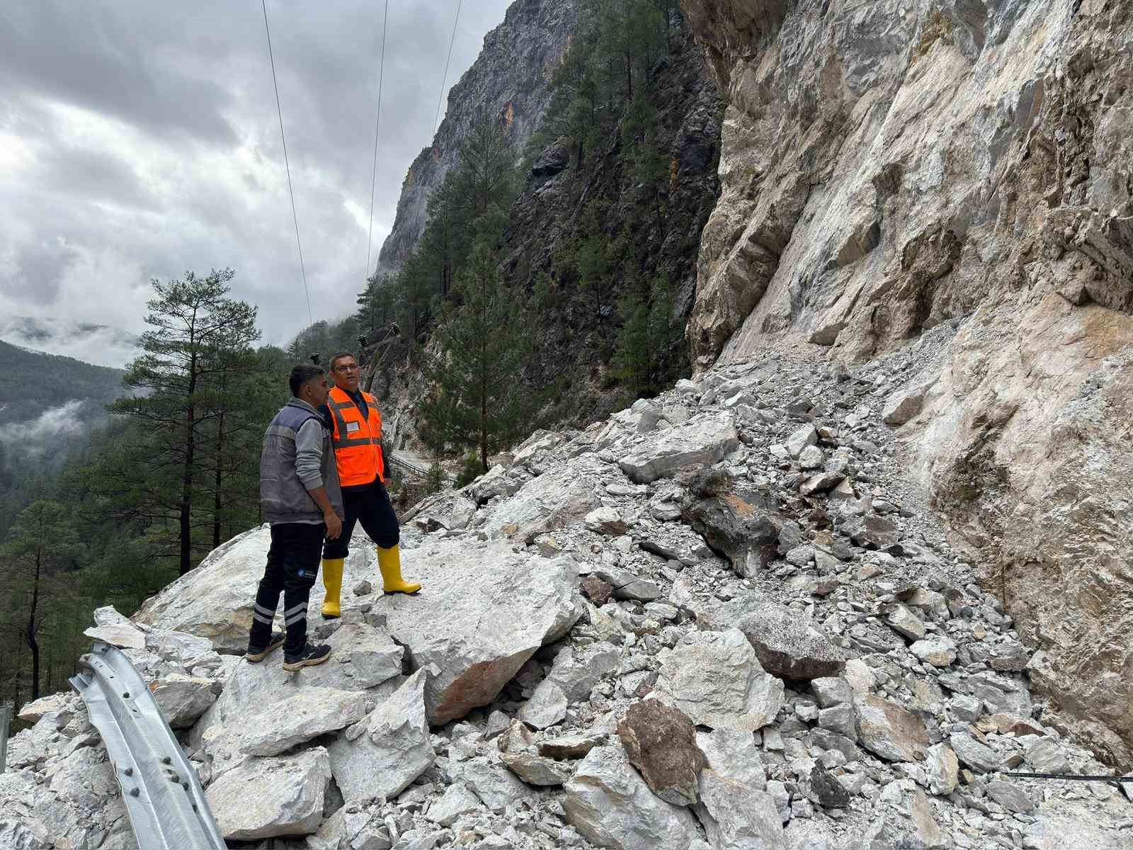 Büyükşehir ekiplerinden Alacami yolunda heyelan çalışması
