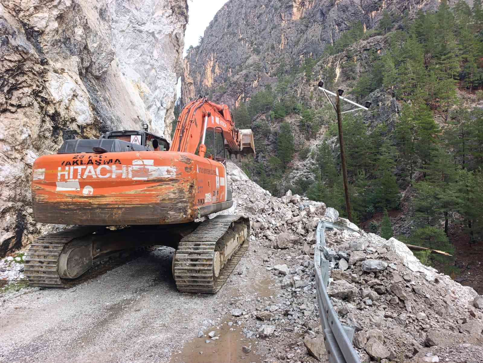 Büyükşehir ekiplerinden Alacami yolunda heyelan çalışması
