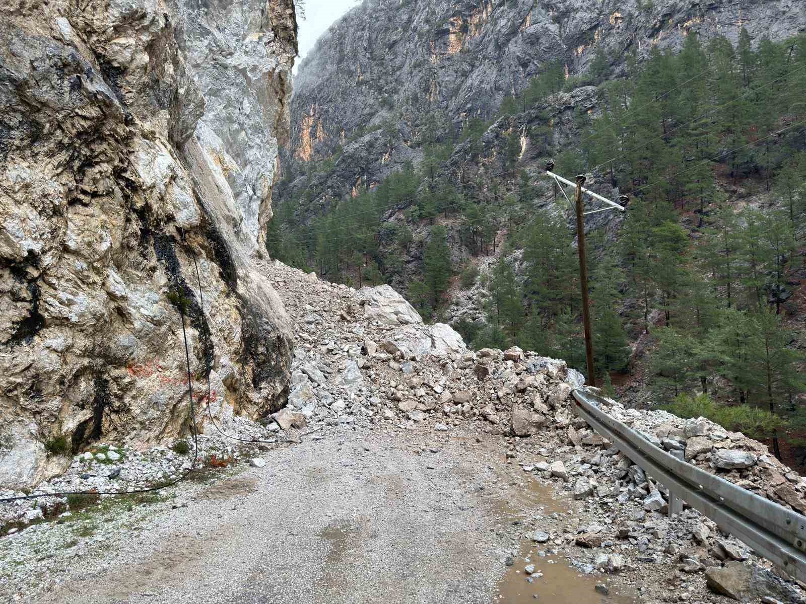 Büyükşehir ekiplerinden Alacami yolunda heyelan çalışması
