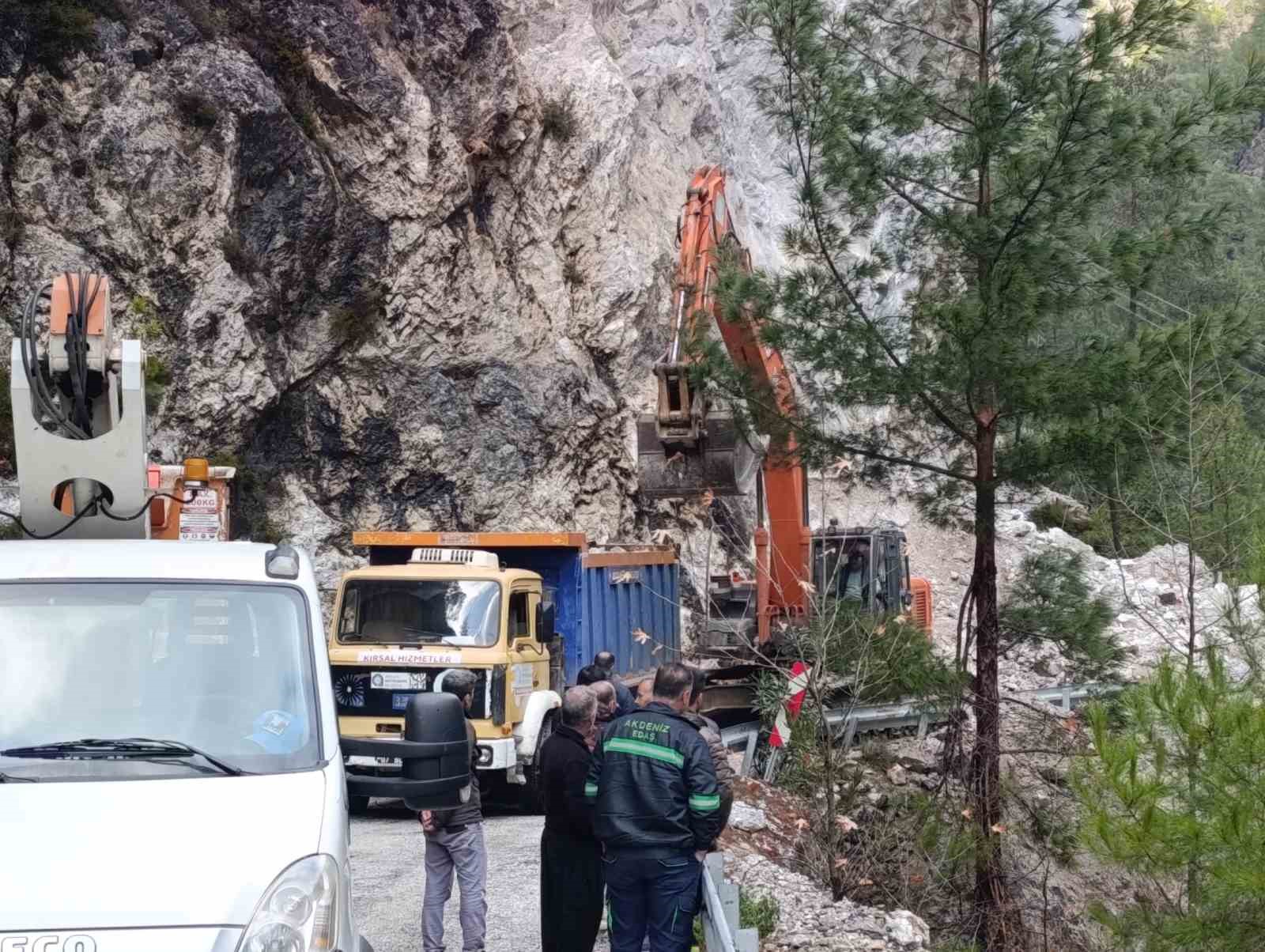 Büyükşehir ekiplerinden Alacami yolunda heyelan çalışması
