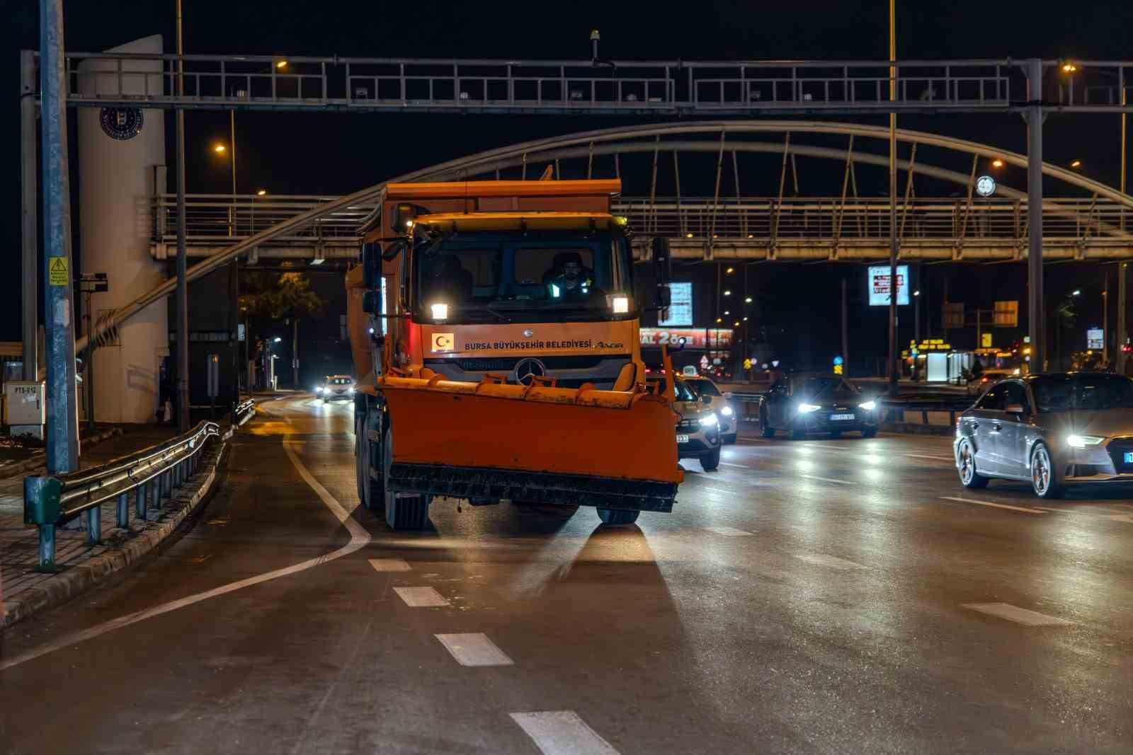 Büyükşehir ekiplerinden kar mesaisi
