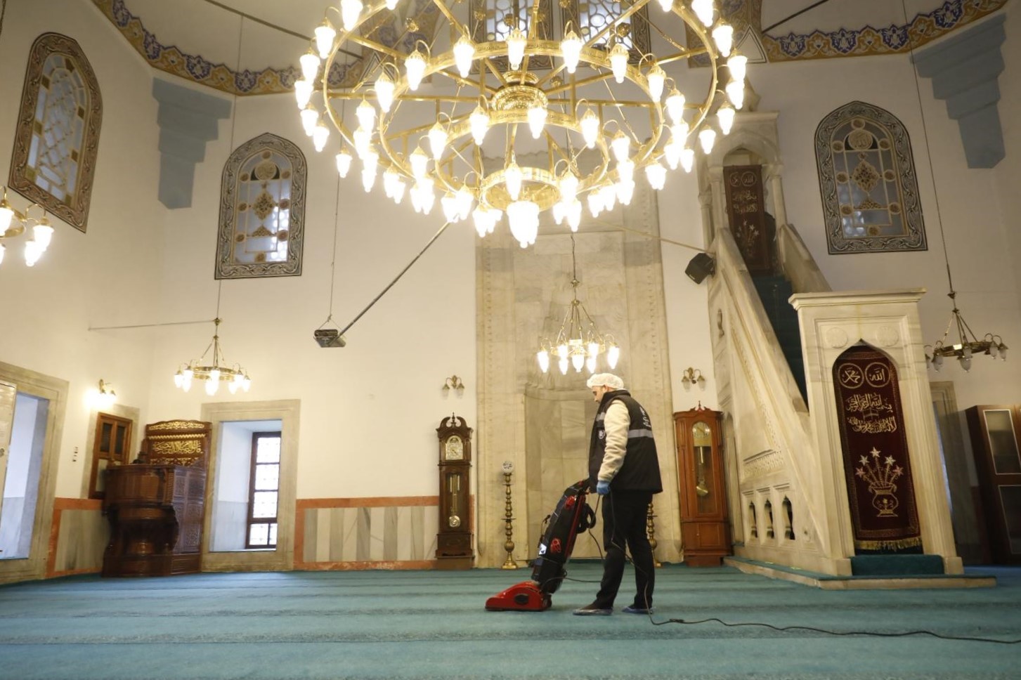 Büyükşehir ekiplerinin camilerde temizlik çalışmaları sürüyor
