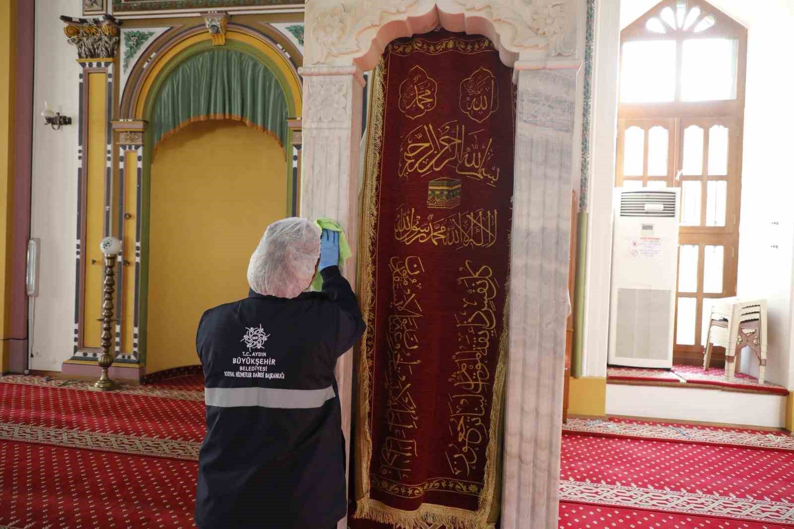 Büyükşehir ekiplerinin camilerde temizlik çalışmaları sürüyor
