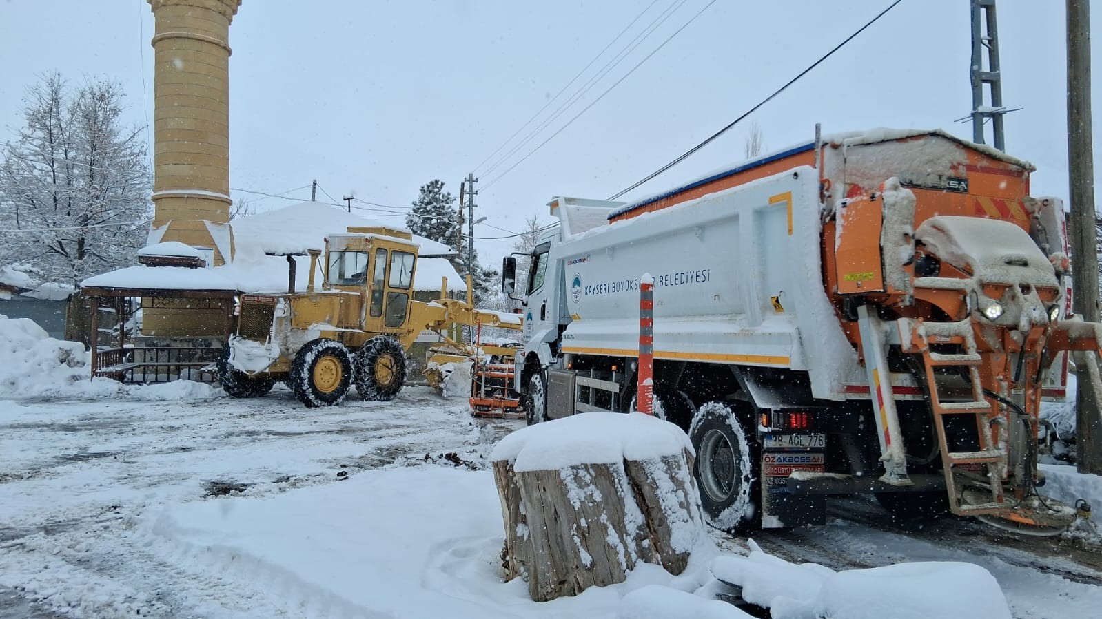 Büyükşehir, gece yarısından sabaha kadar 72 mahalle yolunu daha ulaşıma açtı

