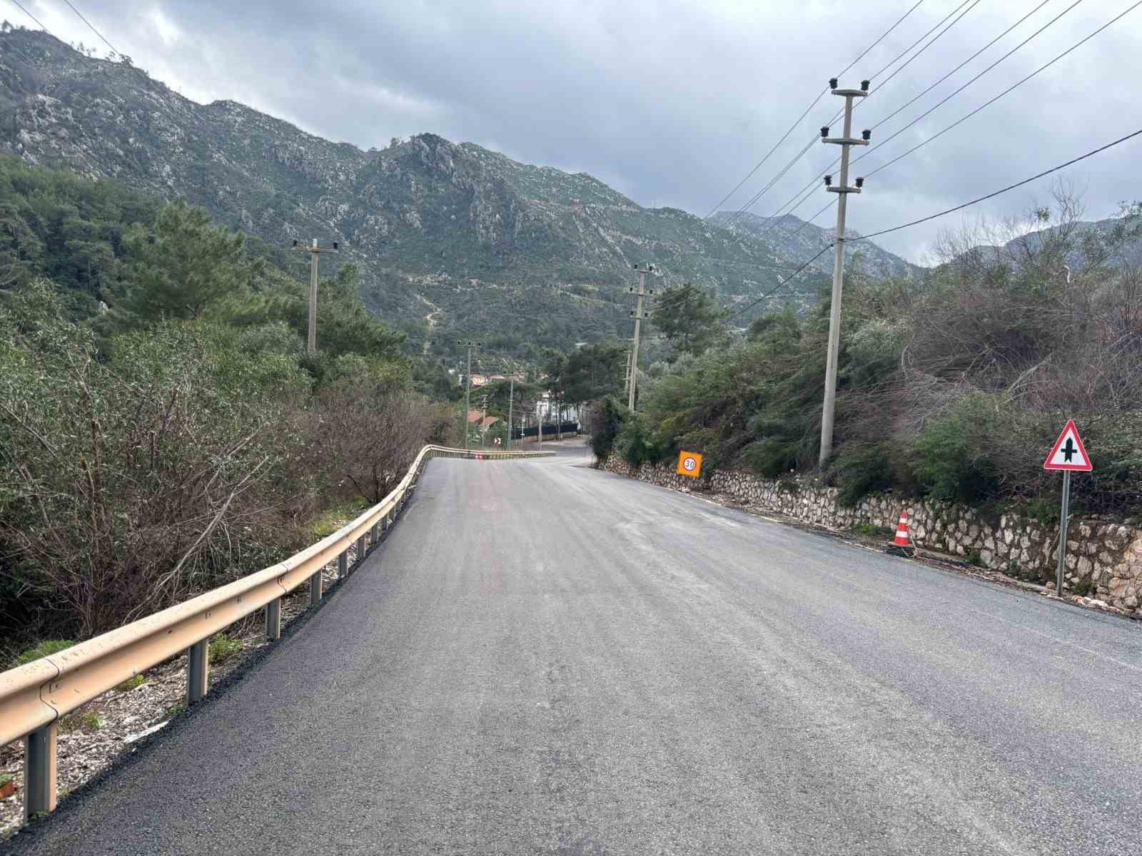 Büyükşehir, İçmeler Asparan Turunç yol ayrımını yeniledi
