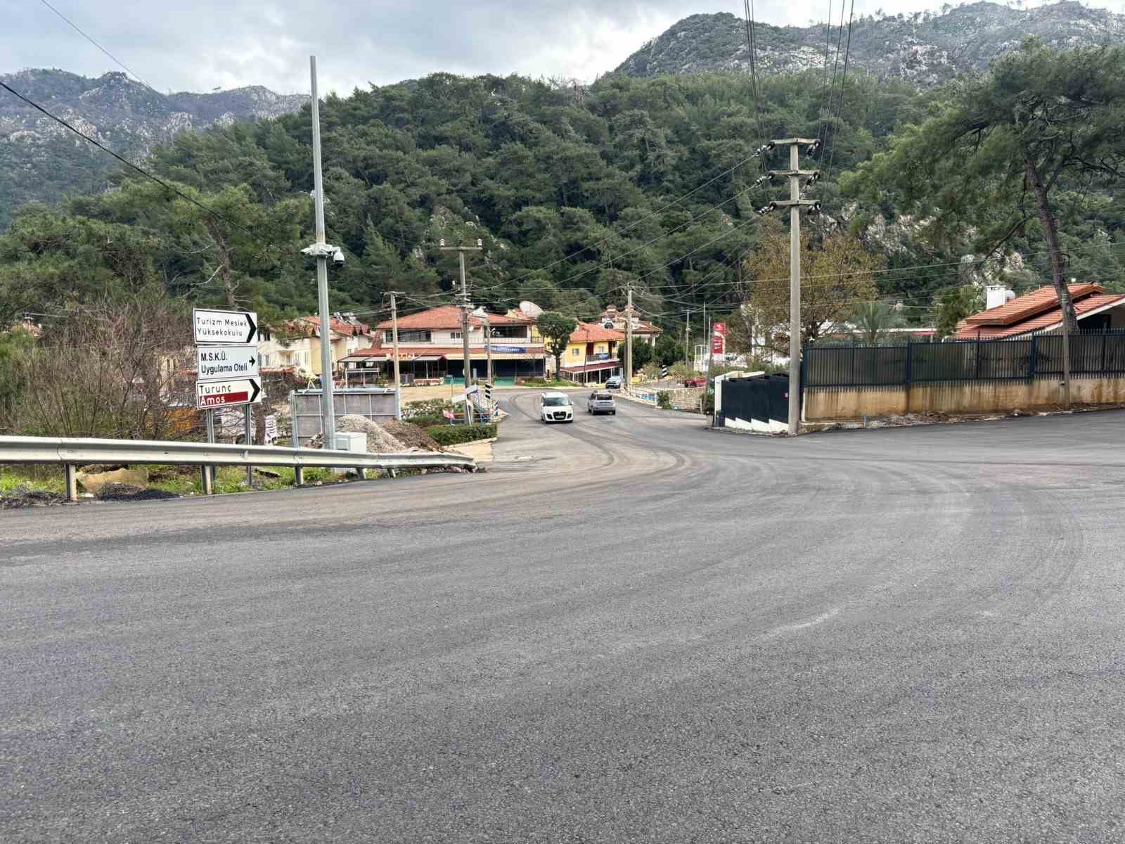 Büyükşehir, İçmeler Asparan Turunç yol ayrımını yeniledi
