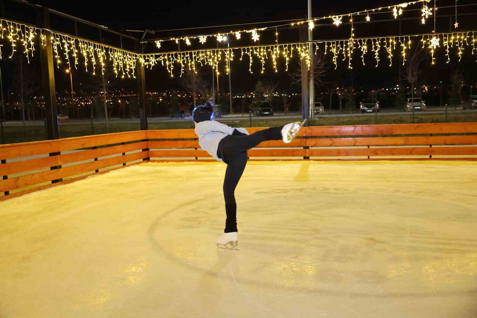 Büyükşehir ile açık hava buz pisti heyecanı başlıyor
Büyükşehir ile açık hava buz pisti heyecanı başlıyor