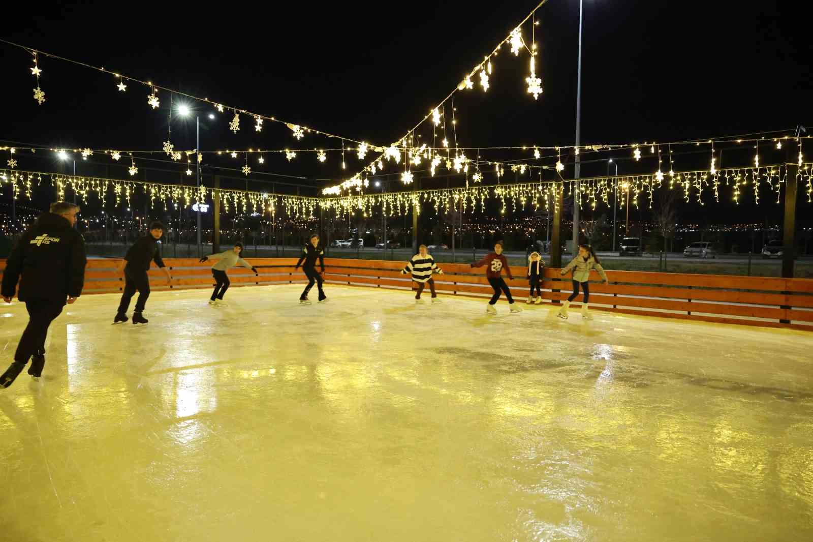 Büyükşehir ile açık hava buz pisti heyecanı başlıyor
Büyükşehir ile açık hava buz pisti heyecanı başlıyor