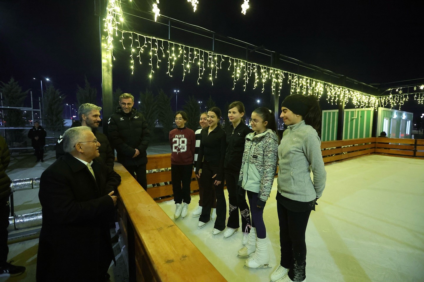 Büyükşehir ile açık hava buz pisti heyecanı başlıyor
Büyükşehir ile açık hava buz pisti heyecanı başlıyor
