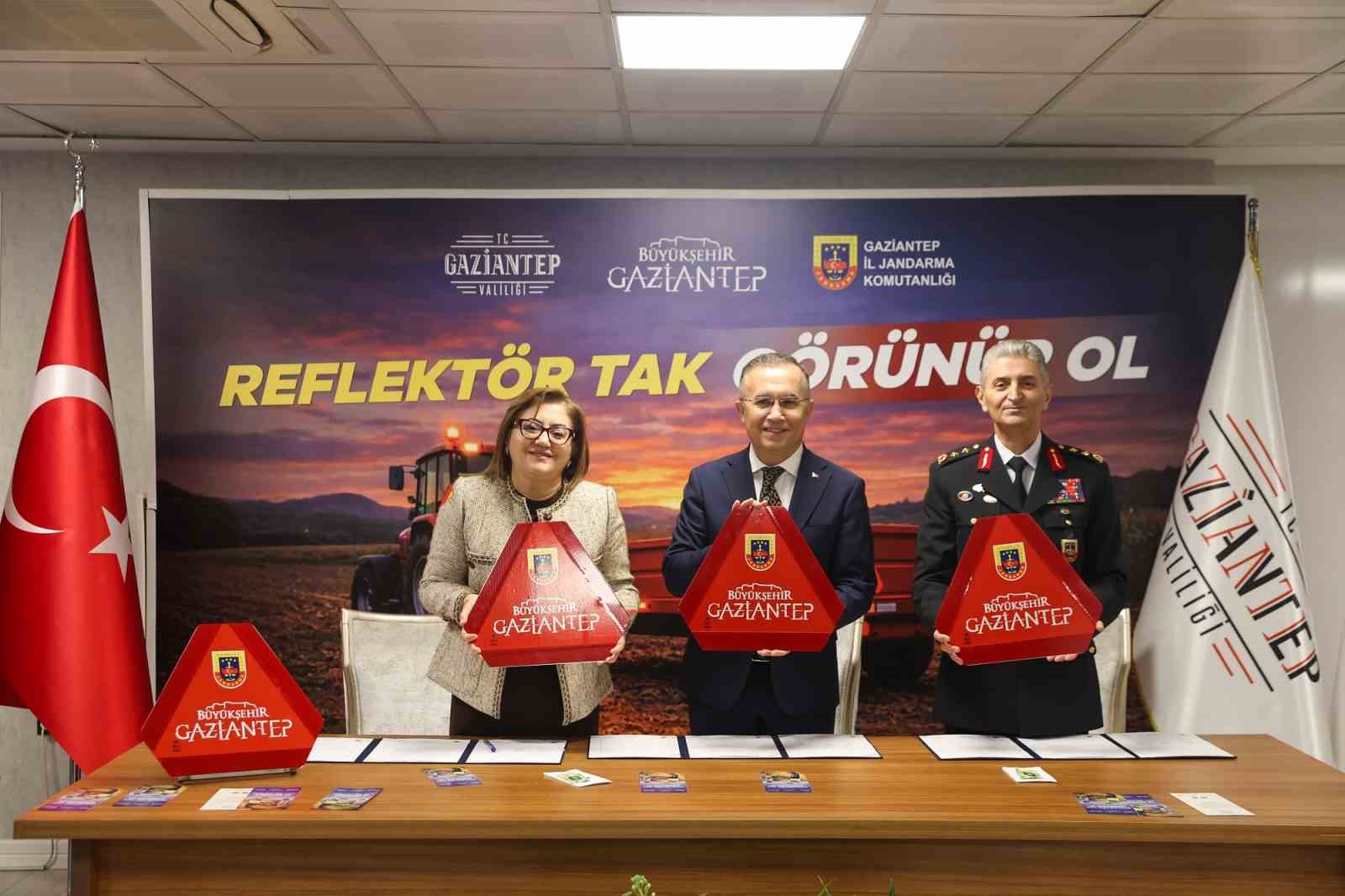 Büyükşehir iş birliğinde, çiftçilere reflektör dağıtımı için protokol imza töreni düzenlendi
