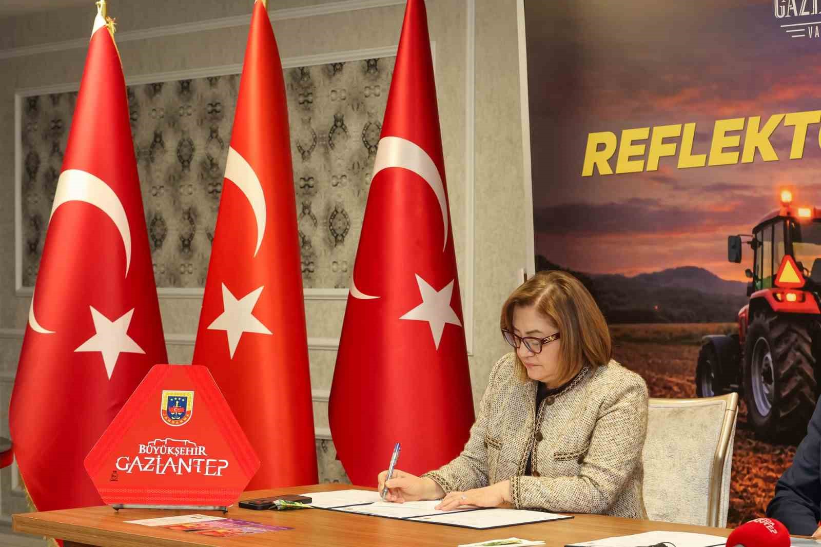Büyükşehir iş birliğinde, çiftçilere reflektör dağıtımı için protokol imza töreni düzenlendi
