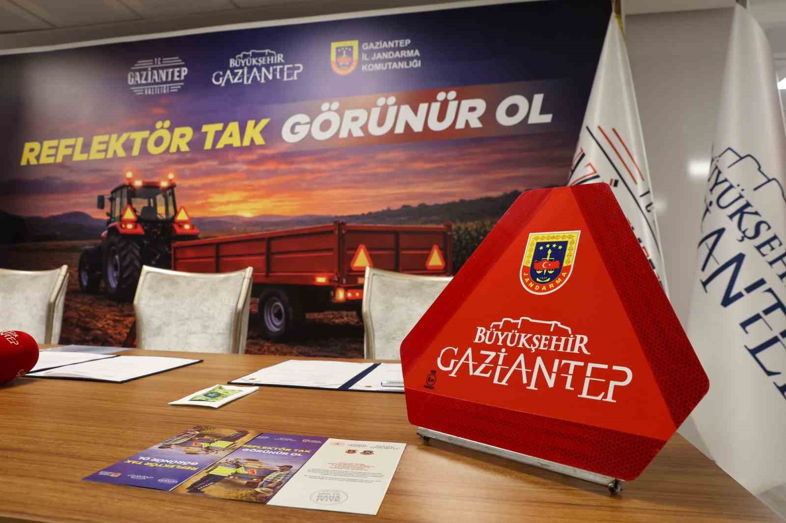 Büyükşehir iş birliğinde, çiftçilere reflektör dağıtımı için protokol imza töreni düzenlendi
