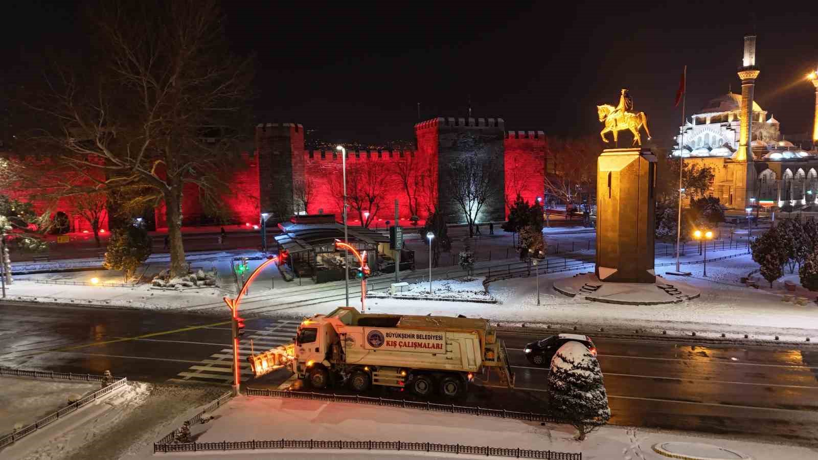 Büyükşehir kar ve tipiye karşı seferber: Kırsalda 187 yol açıldı, 46 yolda çalışma devam ediyor
