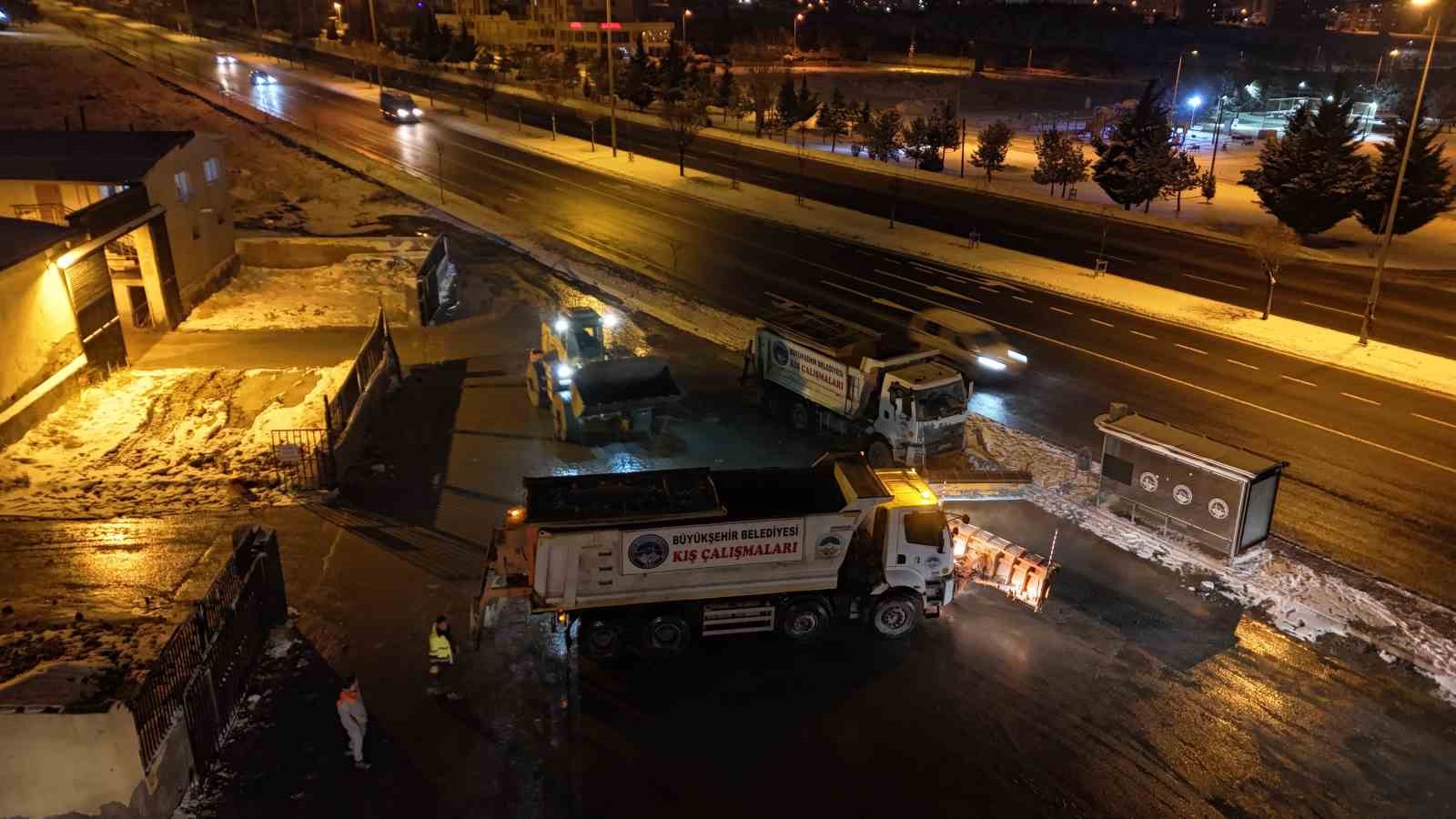 Büyükşehir kar ve tipiye karşı seferber: Kırsalda 187 yol açıldı, 46 yolda çalışma devam ediyor
