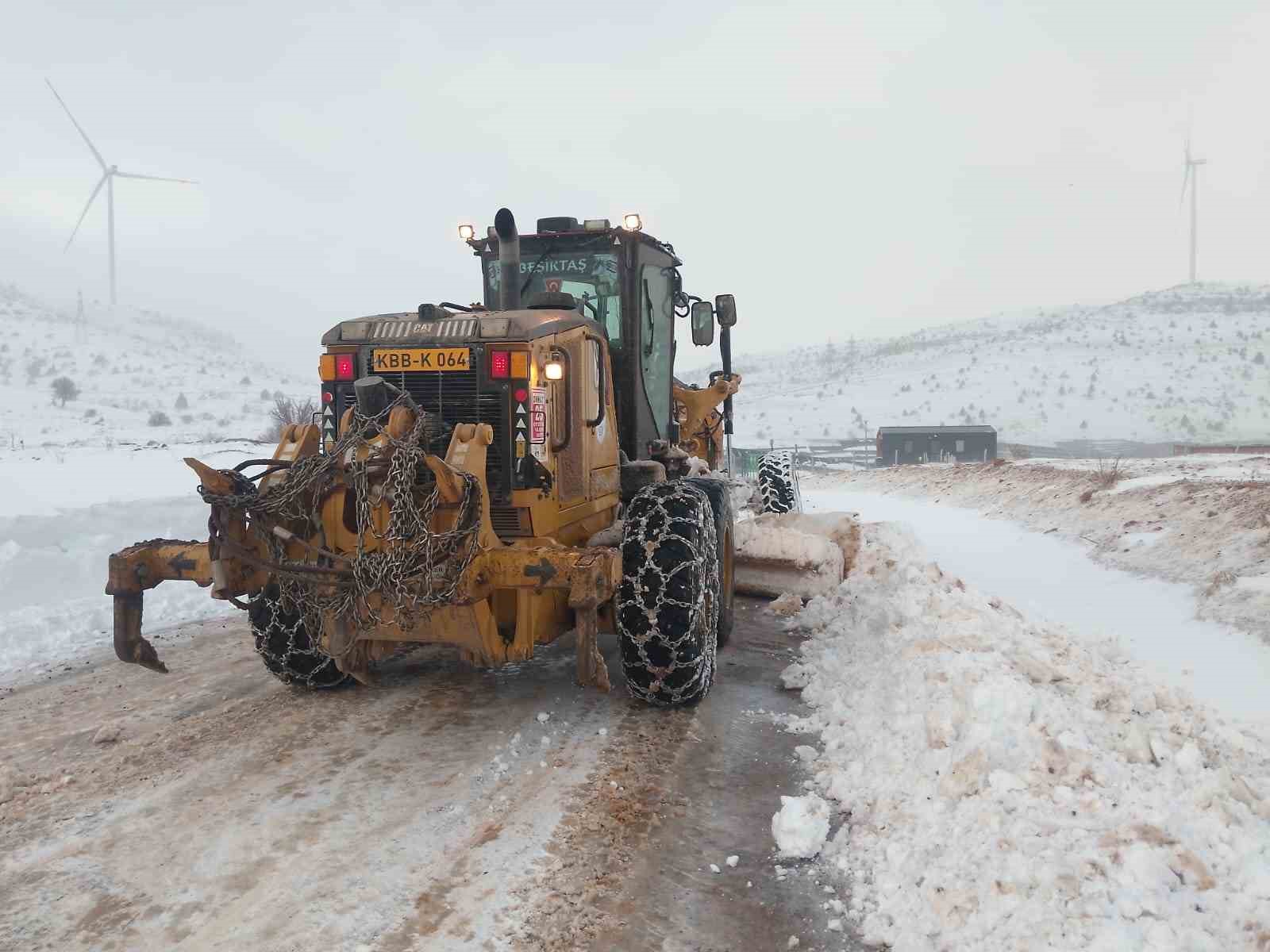 Büyükşehir kardan etkilenen 432 kilometrelik 54 mahalle yolunu ulaşıma açtı
Büyükşehir kardan etkilenen 432 kilometrelik 54 mahalle yolunu ulaşıma açtı