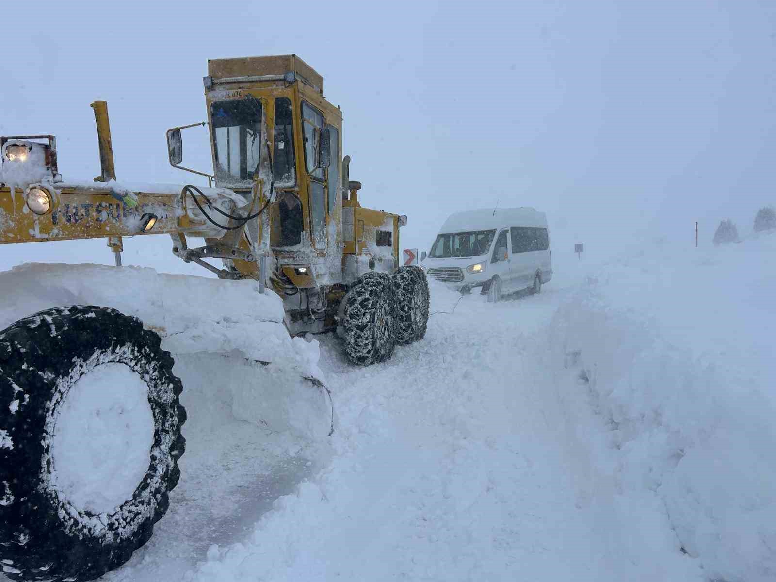 Büyükşehir kardan etkilenen 432 kilometrelik 54 mahalle yolunu ulaşıma açtı
Büyükşehir kardan etkilenen 432 kilometrelik 54 mahalle yolunu ulaşıma açtı