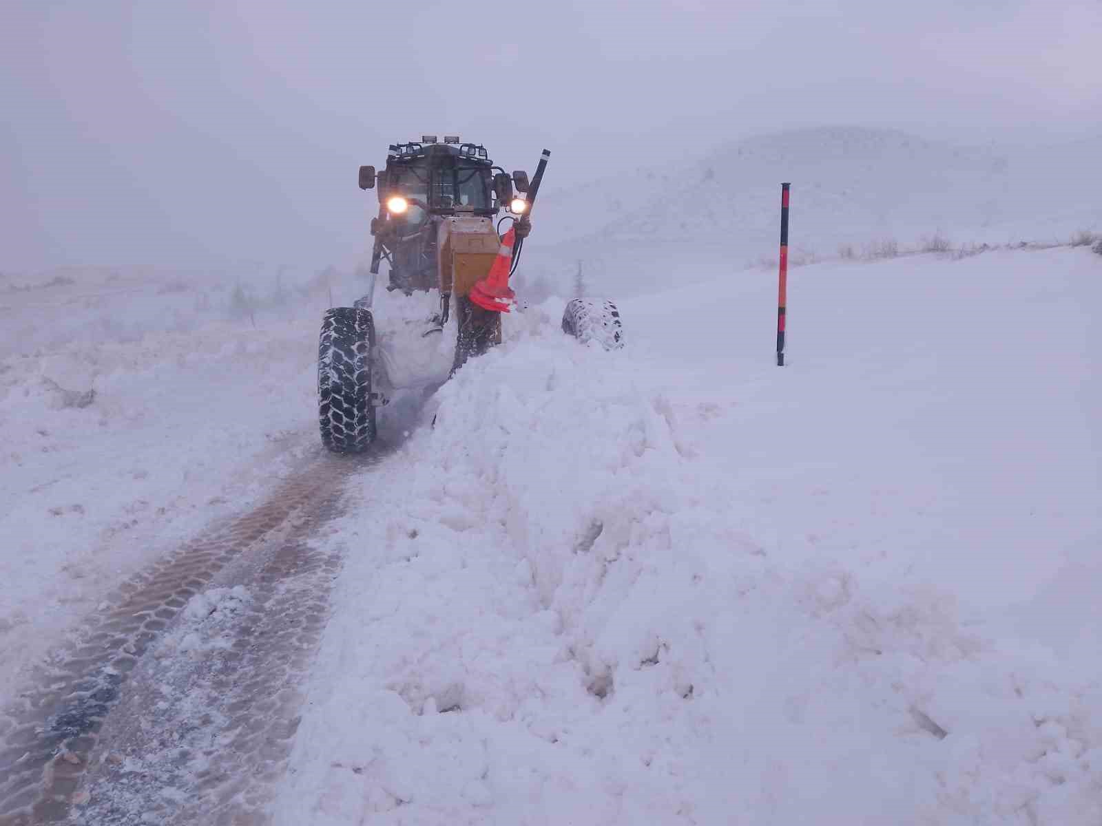 Büyükşehir kardan etkilenen 432 kilometrelik 54 mahalle yolunu ulaşıma açtı
Büyükşehir kardan etkilenen 432 kilometrelik 54 mahalle yolunu ulaşıma açtı