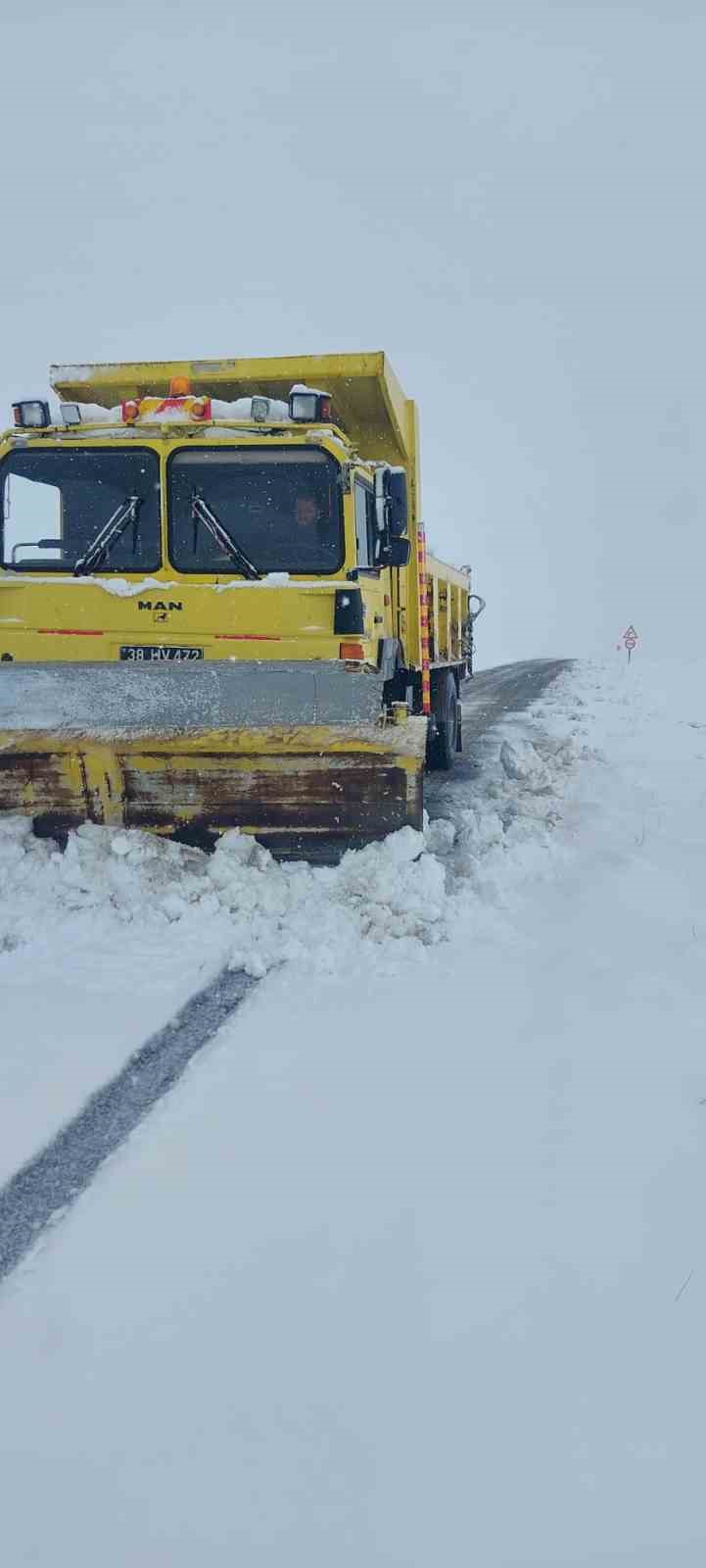 Büyükşehir kardan etkilenen 432 kilometrelik 54 mahalle yolunu ulaşıma açtı
Büyükşehir kardan etkilenen 432 kilometrelik 54 mahalle yolunu ulaşıma açtı