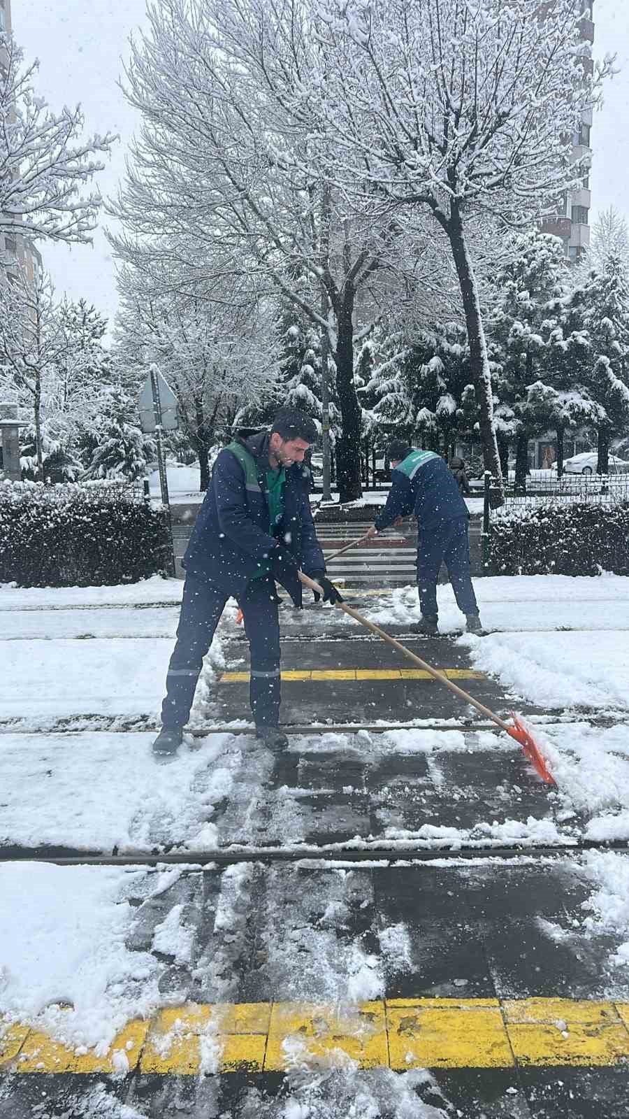 Büyükşehir kardan etkilenen 432 kilometrelik 54 mahalle yolunu ulaşıma açtı
Büyükşehir kardan etkilenen 432 kilometrelik 54 mahalle yolunu ulaşıma açtı