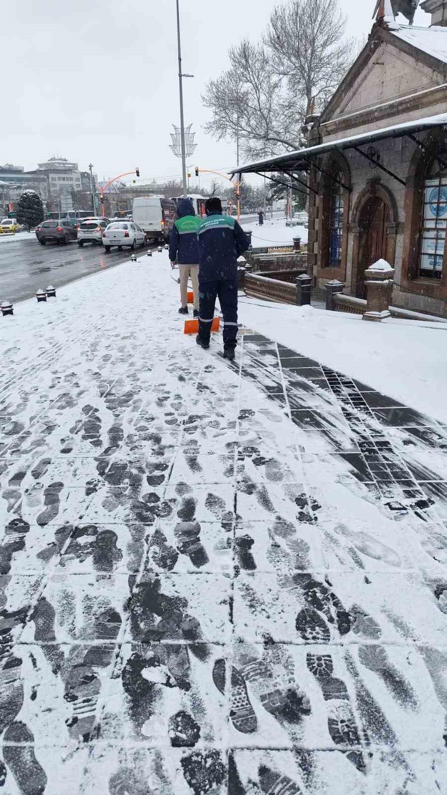 Büyükşehir kardan etkilenen 432 kilometrelik 54 mahalle yolunu ulaşıma açtı
Büyükşehir kardan etkilenen 432 kilometrelik 54 mahalle yolunu ulaşıma açtı