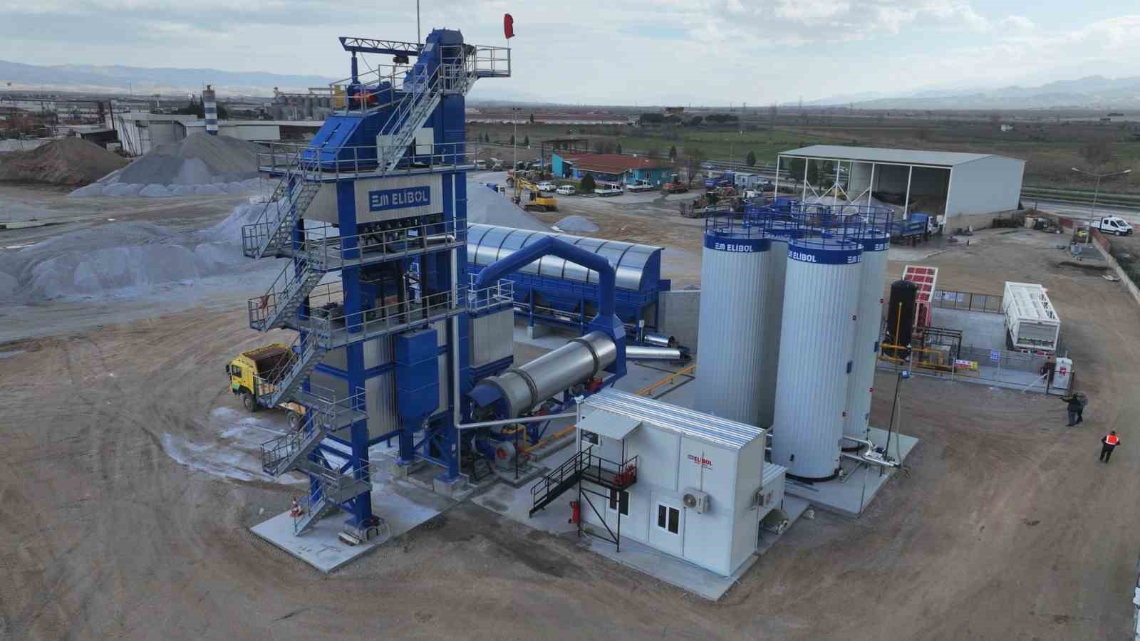 Büyükşehir kendi asfaltını yollarda kullanmaya başladı
