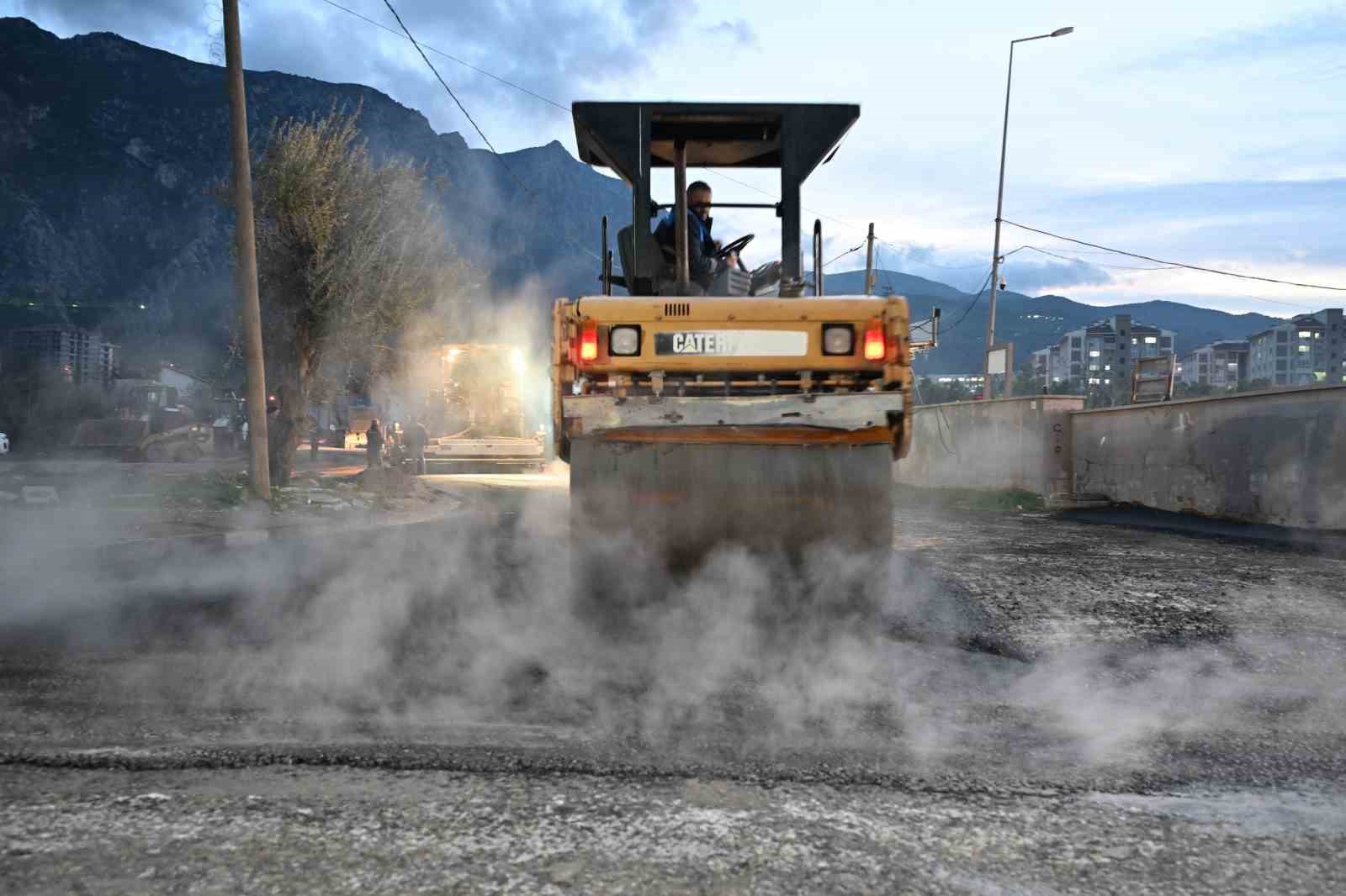 Büyükşehir kendi asfaltını yollarda kullanmaya başladı
