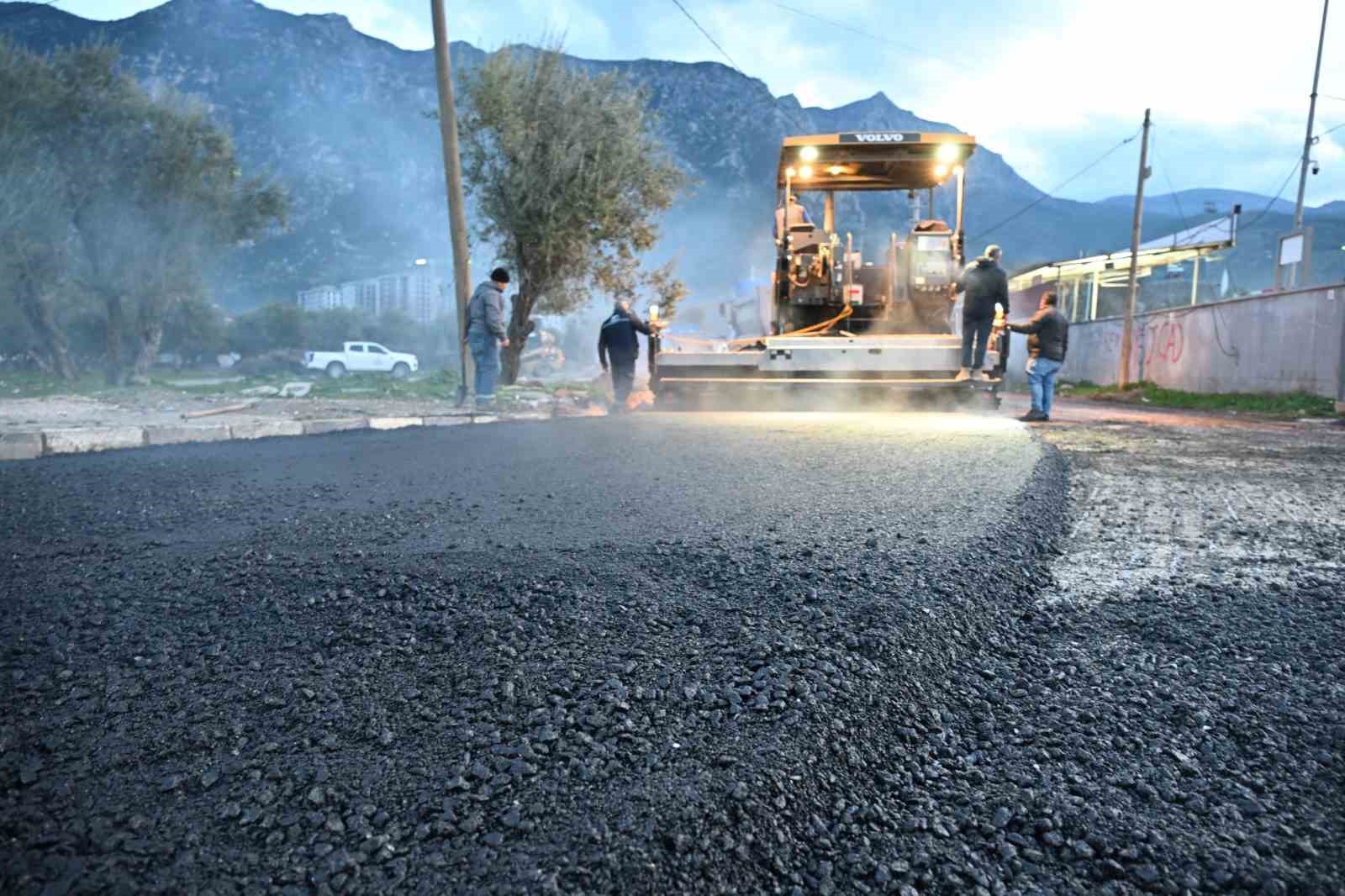 Büyükşehir kendi asfaltını yollarda kullanmaya başladı

