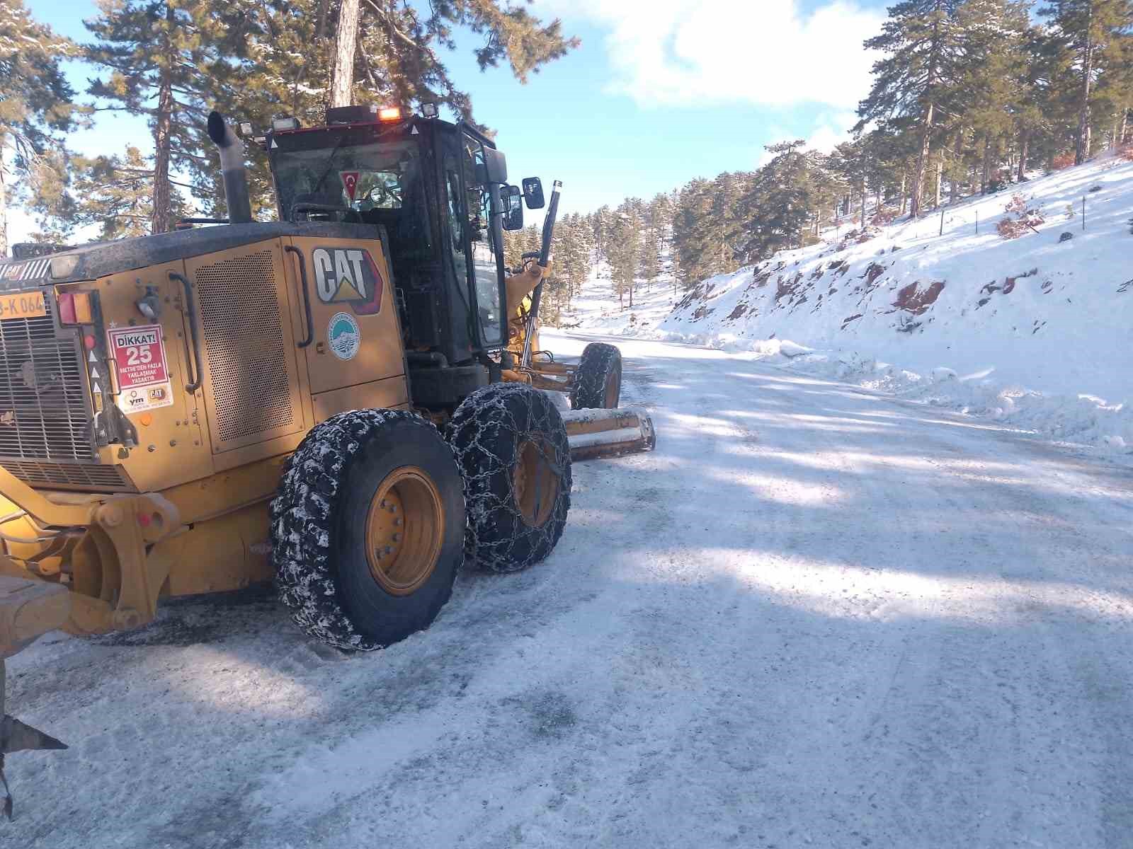 Büyükşehir, kırsal kesimlerde etkili olan kar yağışında 47 mahalle yolunu ulaşıma açtı
