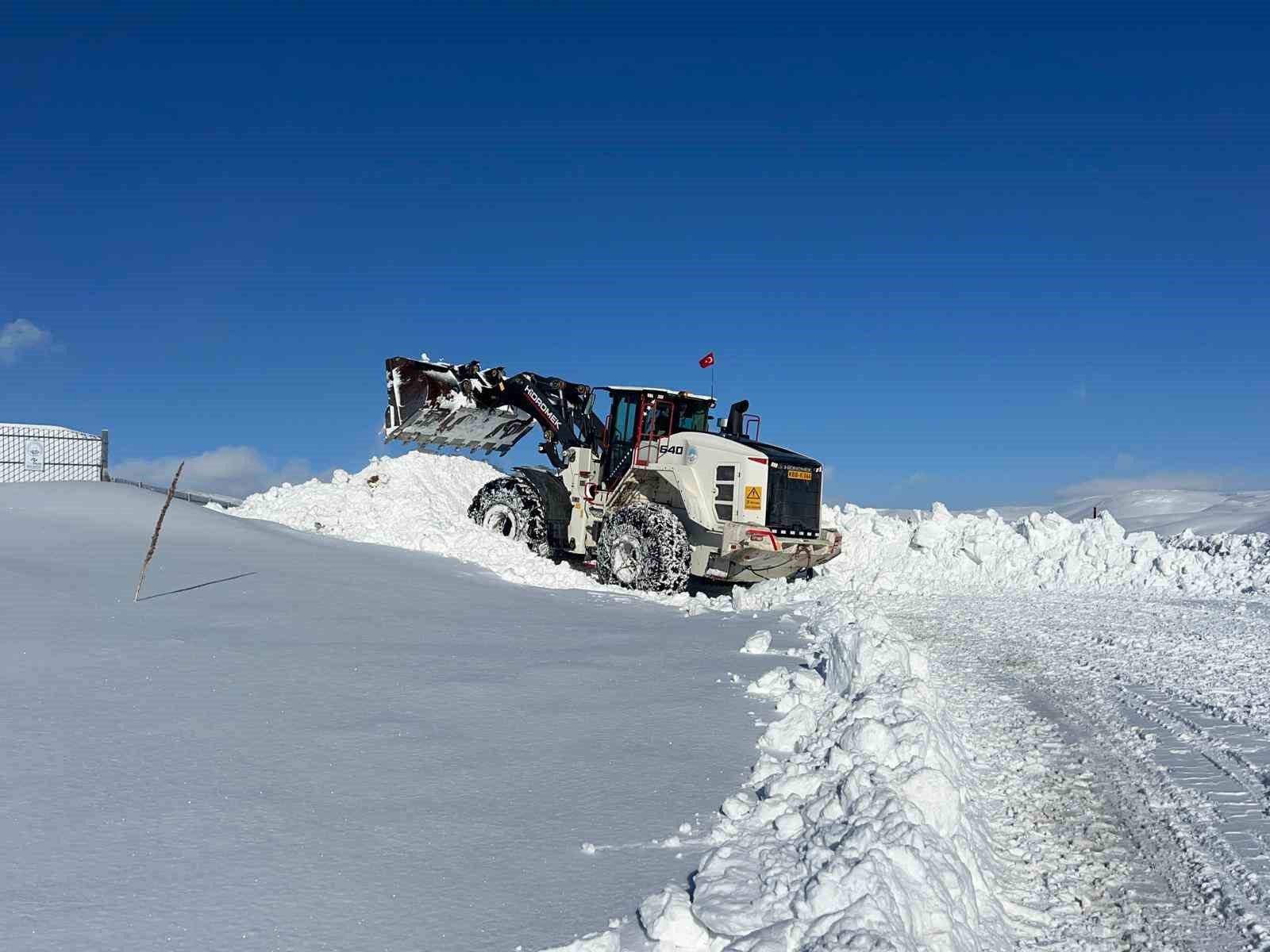 Büyükşehir, kırsal kesimlerde etkili olan kar yağışında 47 mahalle yolunu ulaşıma açtı
