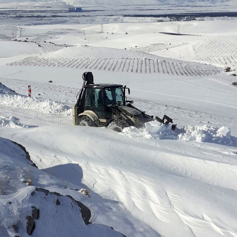 Büyükşehir, kırsalda karla mücadeleyi sürdürüyor
