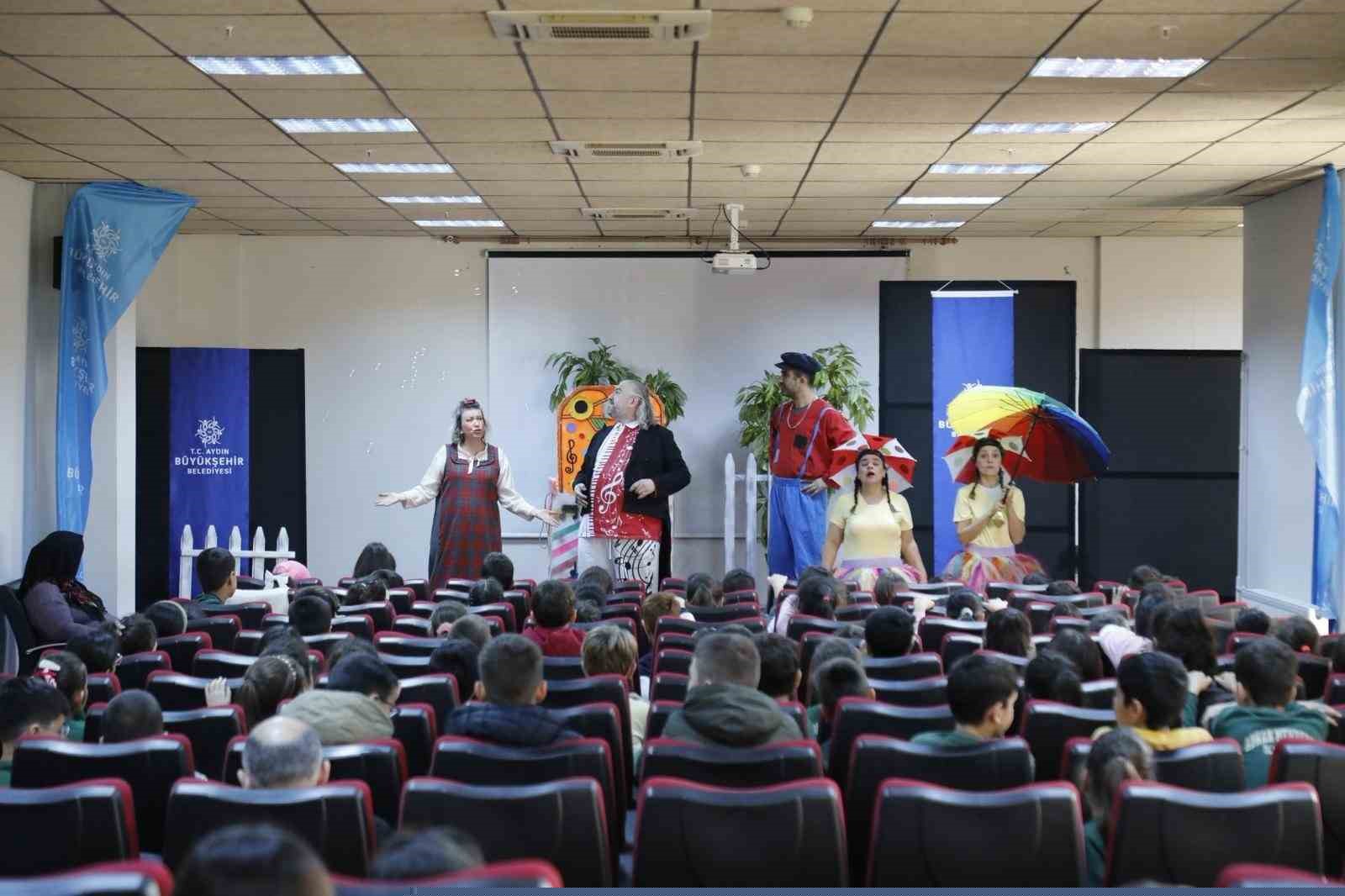 Büyükşehir, Köşklü minikleri tiyatroyla buluşturdu
