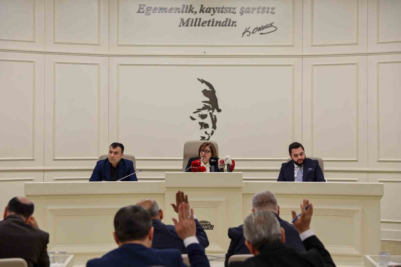 Büyükşehir Meclisi’nde Bakan Tekin’e paye, çiftçiye destek
