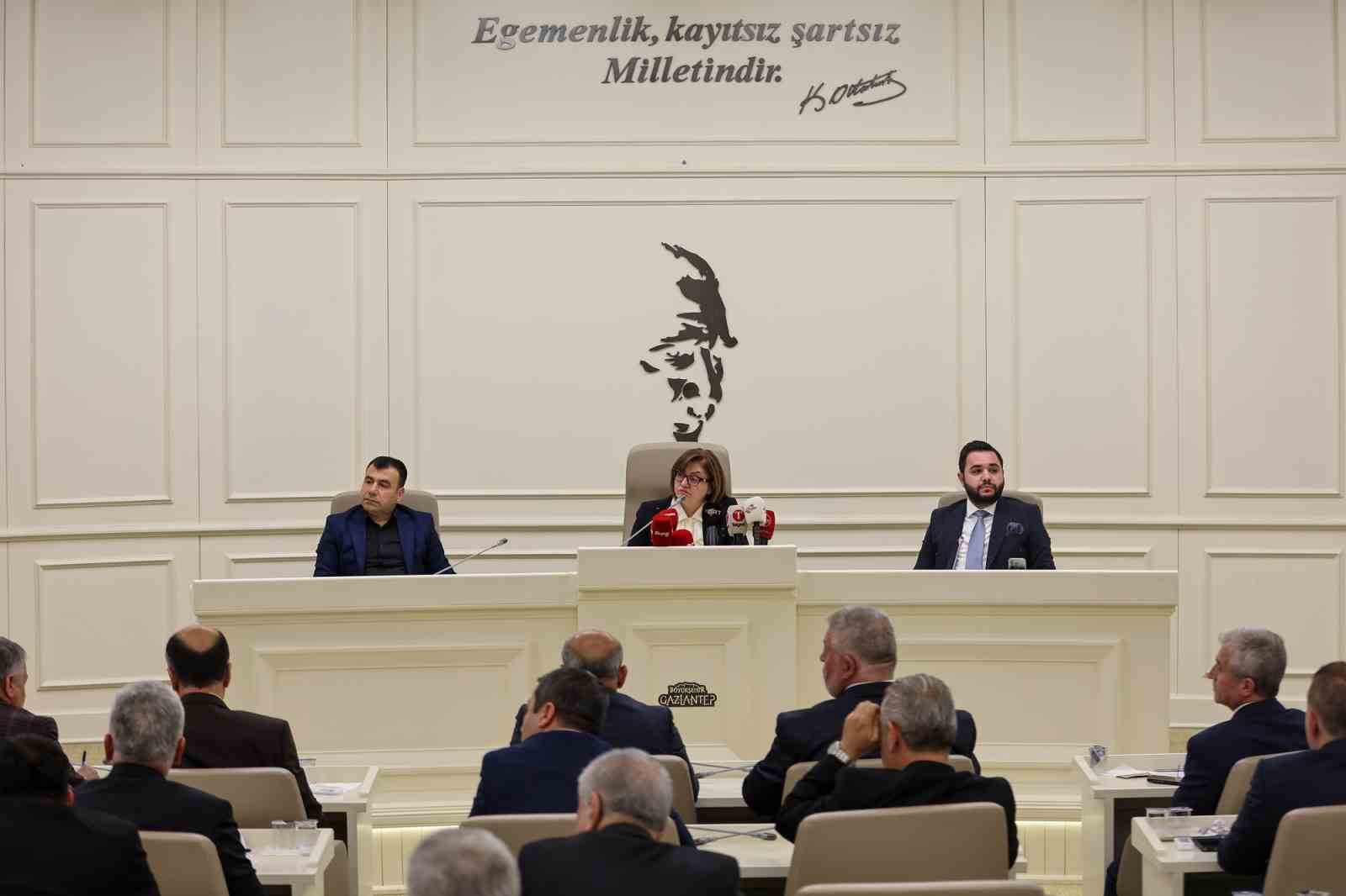 Büyükşehir Meclisi’nde Bakan Tekin’e paye, çiftçiye destek
