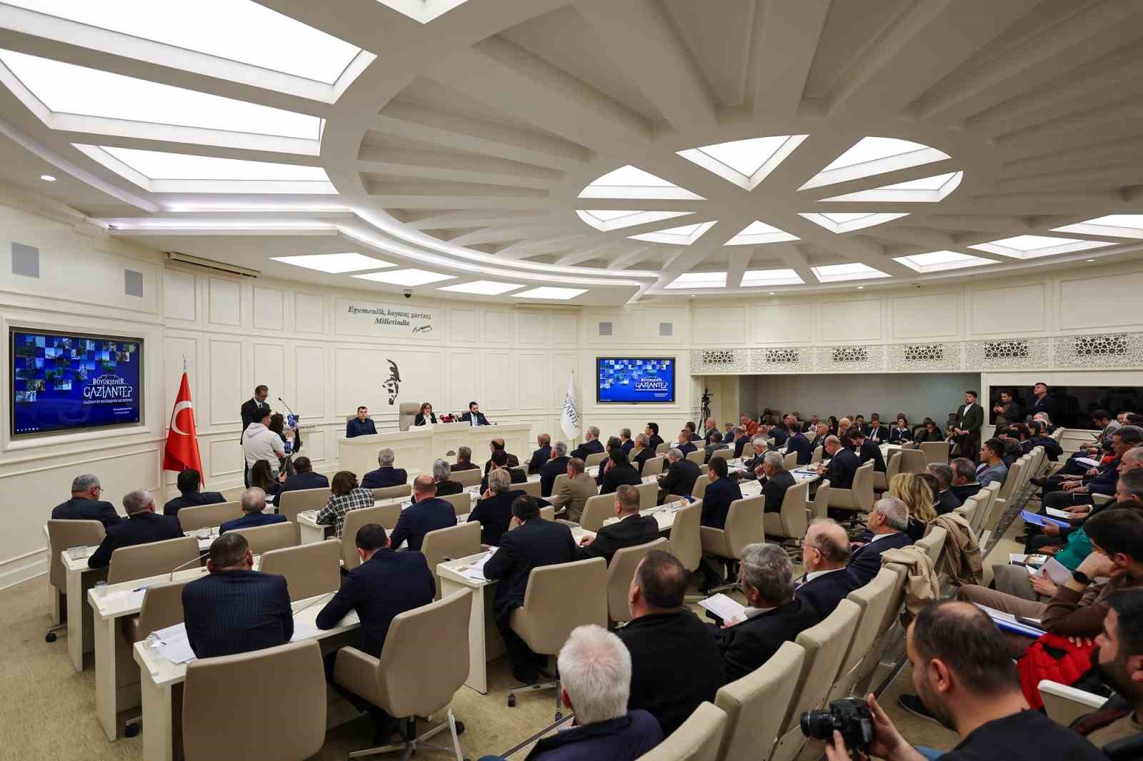 Büyükşehir Meclisi’nde Bakan Tekin’e paye, çiftçiye destek
