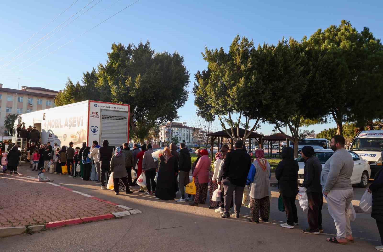 Büyükşehir Mobil Aşevi’nden sıcak yemek ikramı
