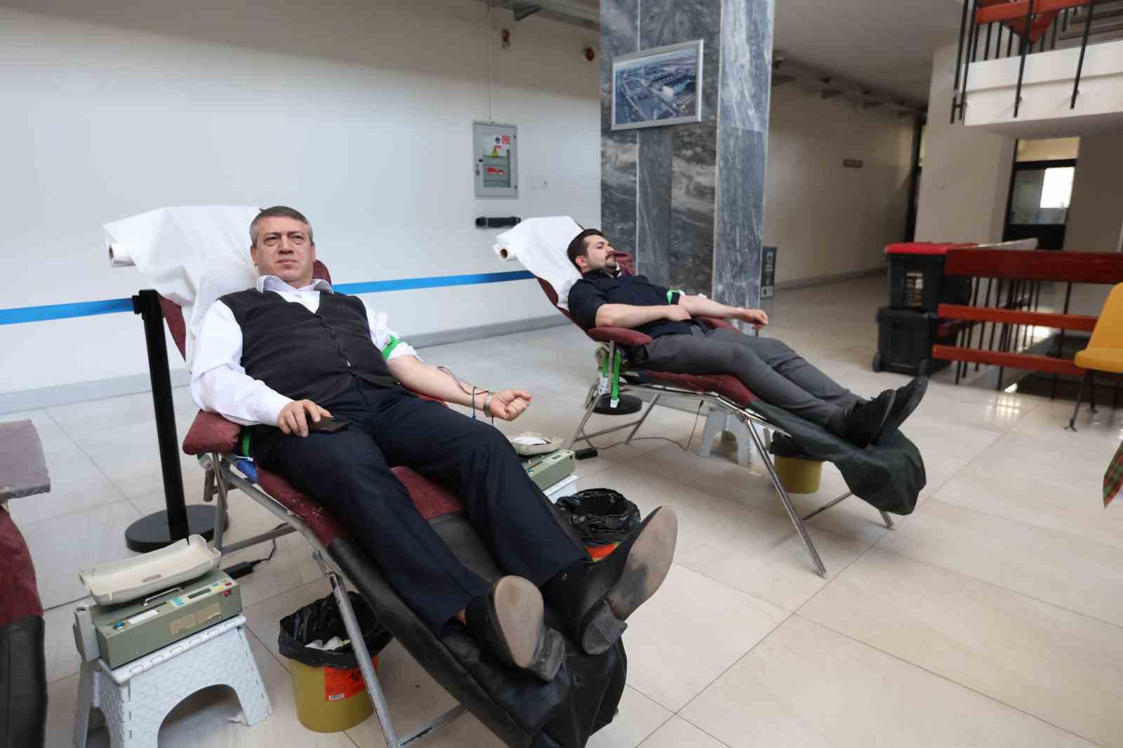 Büyükşehir ve ERÜ iş birliğinde düzenlenen kan bağışı kampanyasına belediye personelinden destek
