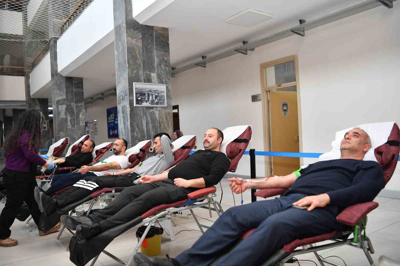 Büyükşehir ve ERÜ iş birliğinde düzenlenen kan bağışı kampanyasına belediye personelinden destek
