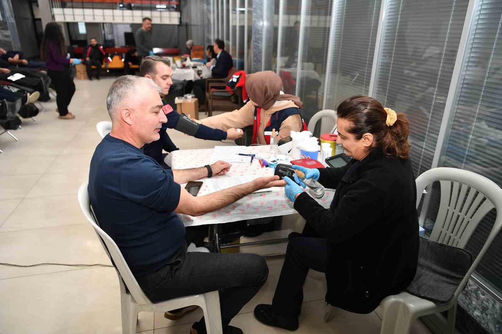 Büyükşehir ve ERÜ iş birliğinde düzenlenen kan bağışı kampanyasına belediye personelinden destek
