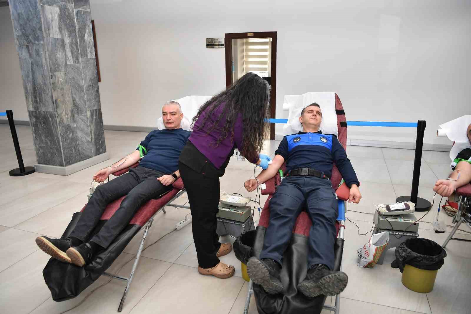 Büyükşehir ve ERÜ iş birliğinde düzenlenen kan bağışı kampanyasına belediye personelinden destek

