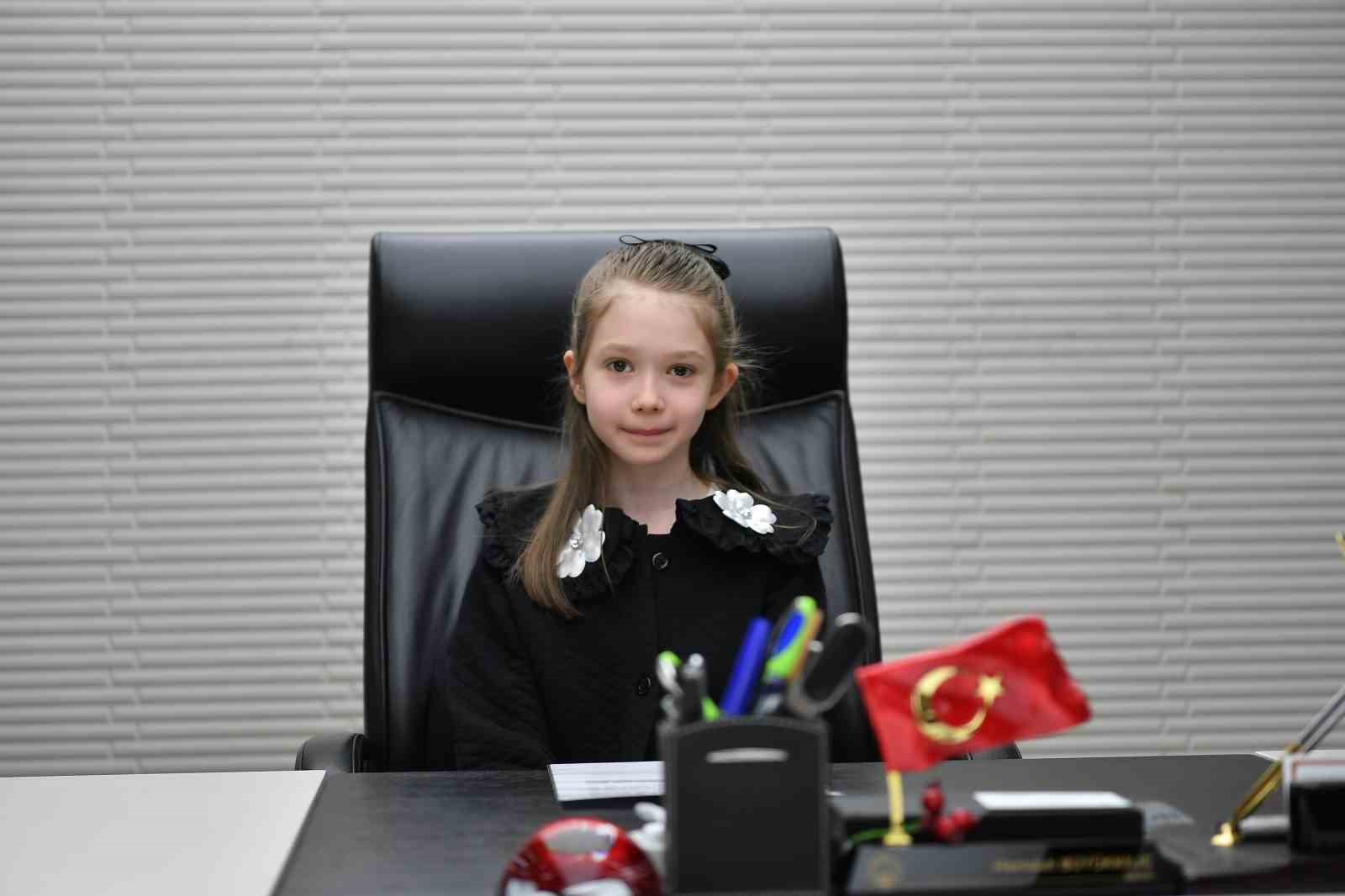 Büyükşehir’de başkanlık koltuğuna minik Zeynep oturdu
