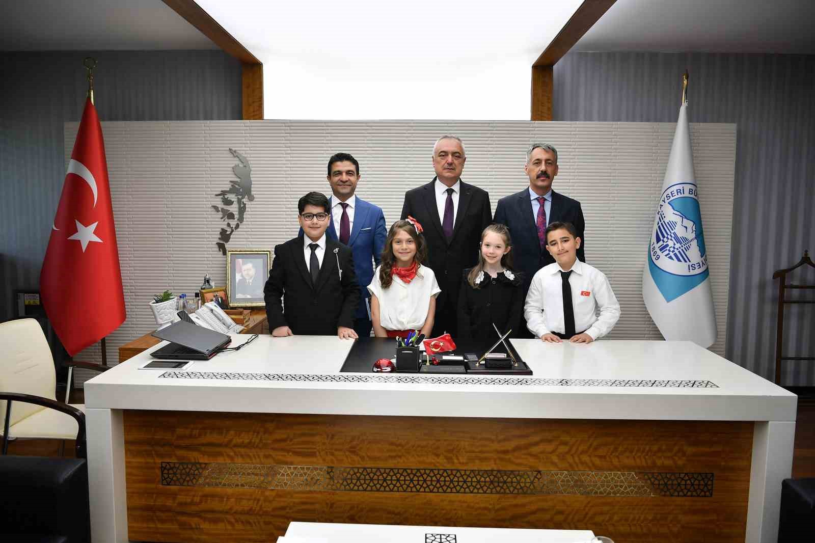 Büyükşehir’de başkanlık koltuğuna minik Zeynep oturdu
