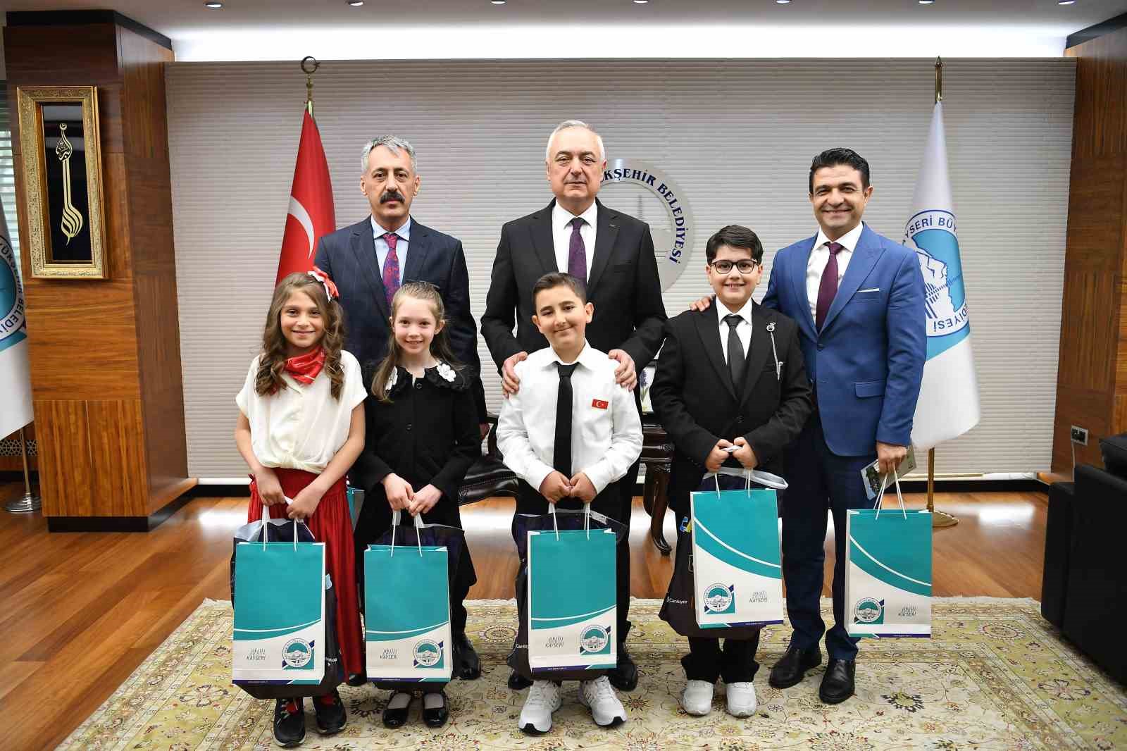 Büyükşehir’de başkanlık koltuğuna minik Zeynep oturdu
