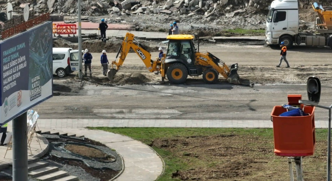 Büyükşehir’de pazar günü de durmak yok: Kartal Katlı Kavşağı’nda hummalı çalışma
